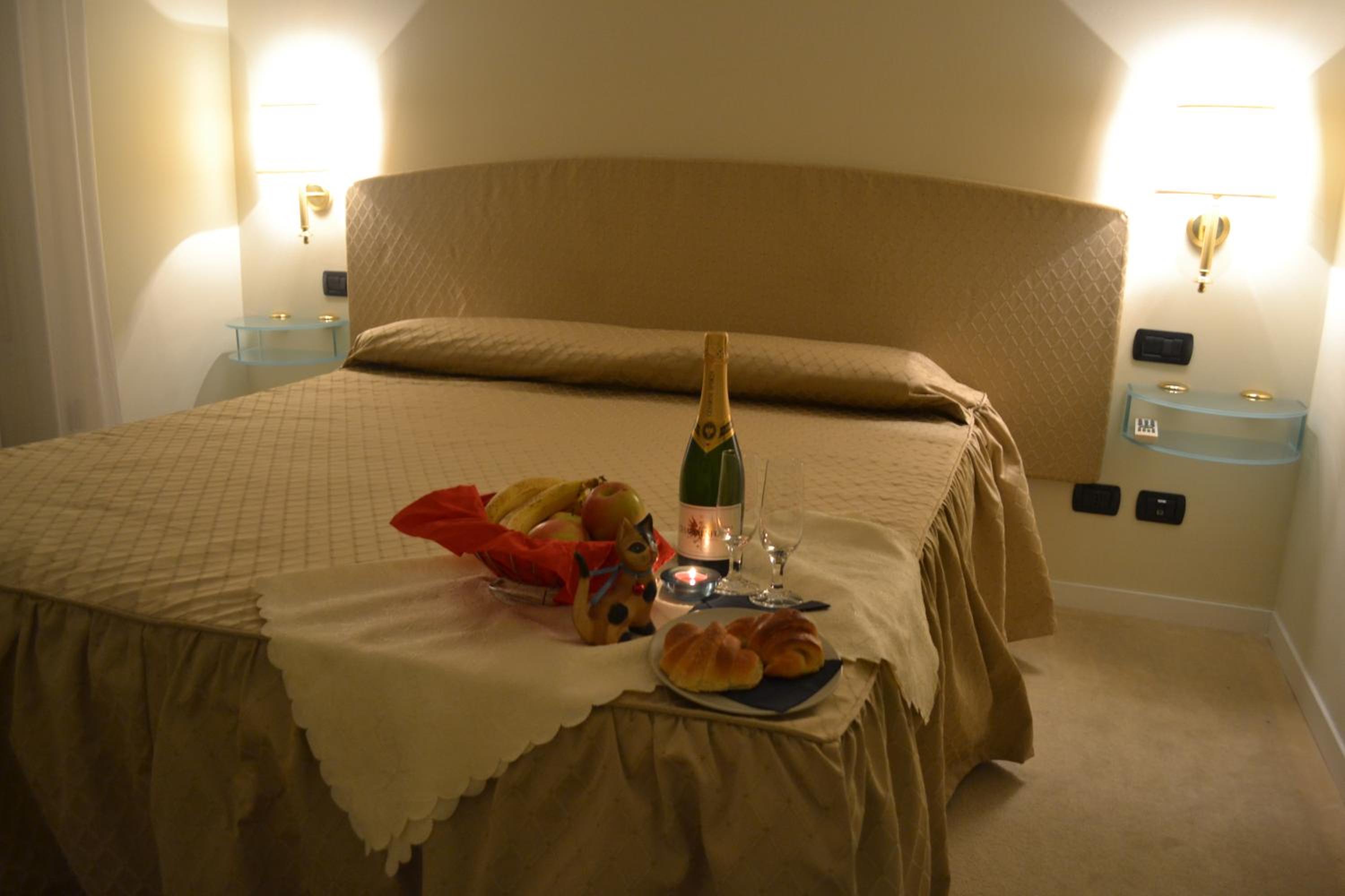 Double or Twin Room - Photo 9