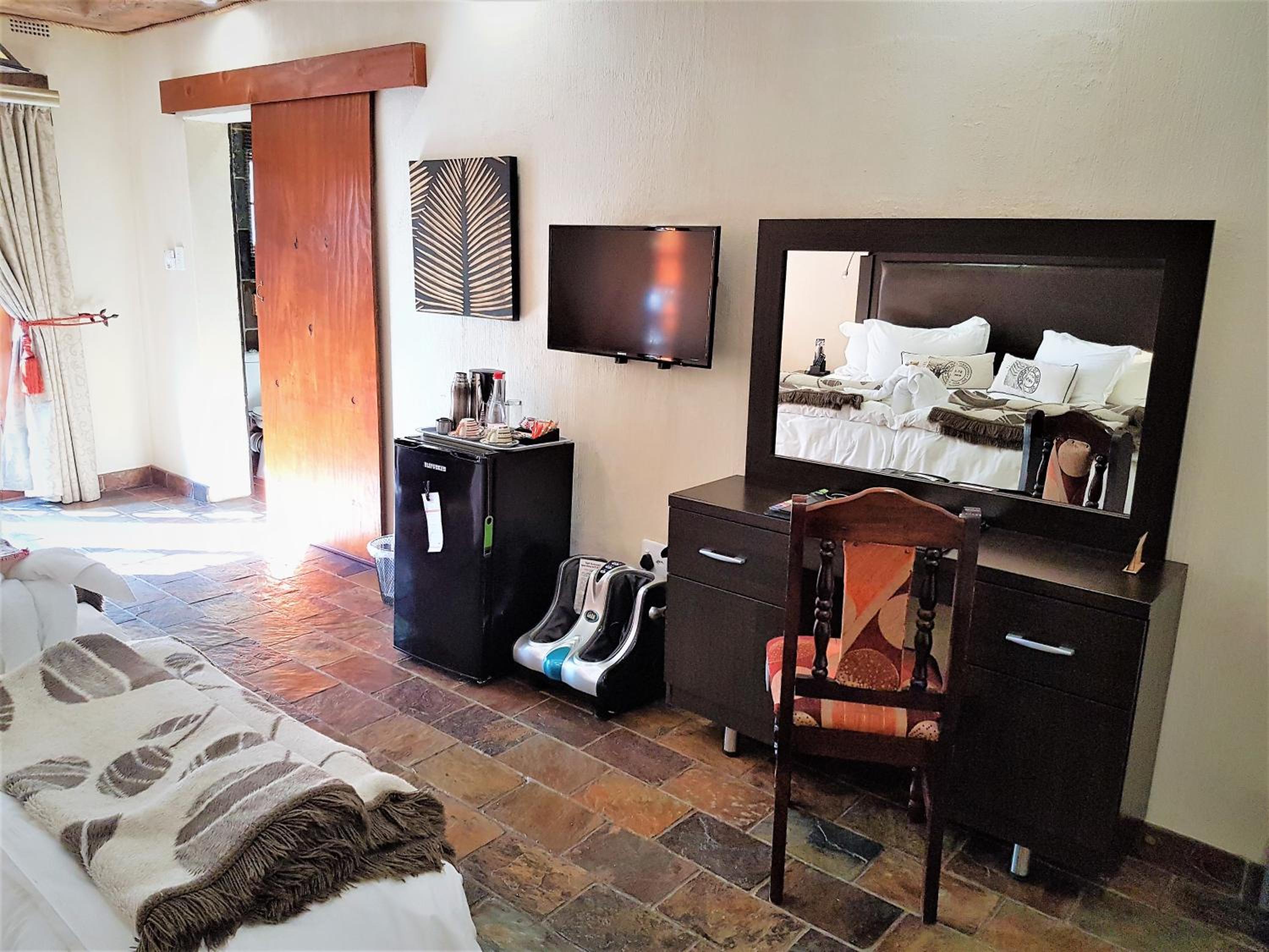 Standard Twin Room - Photo 8