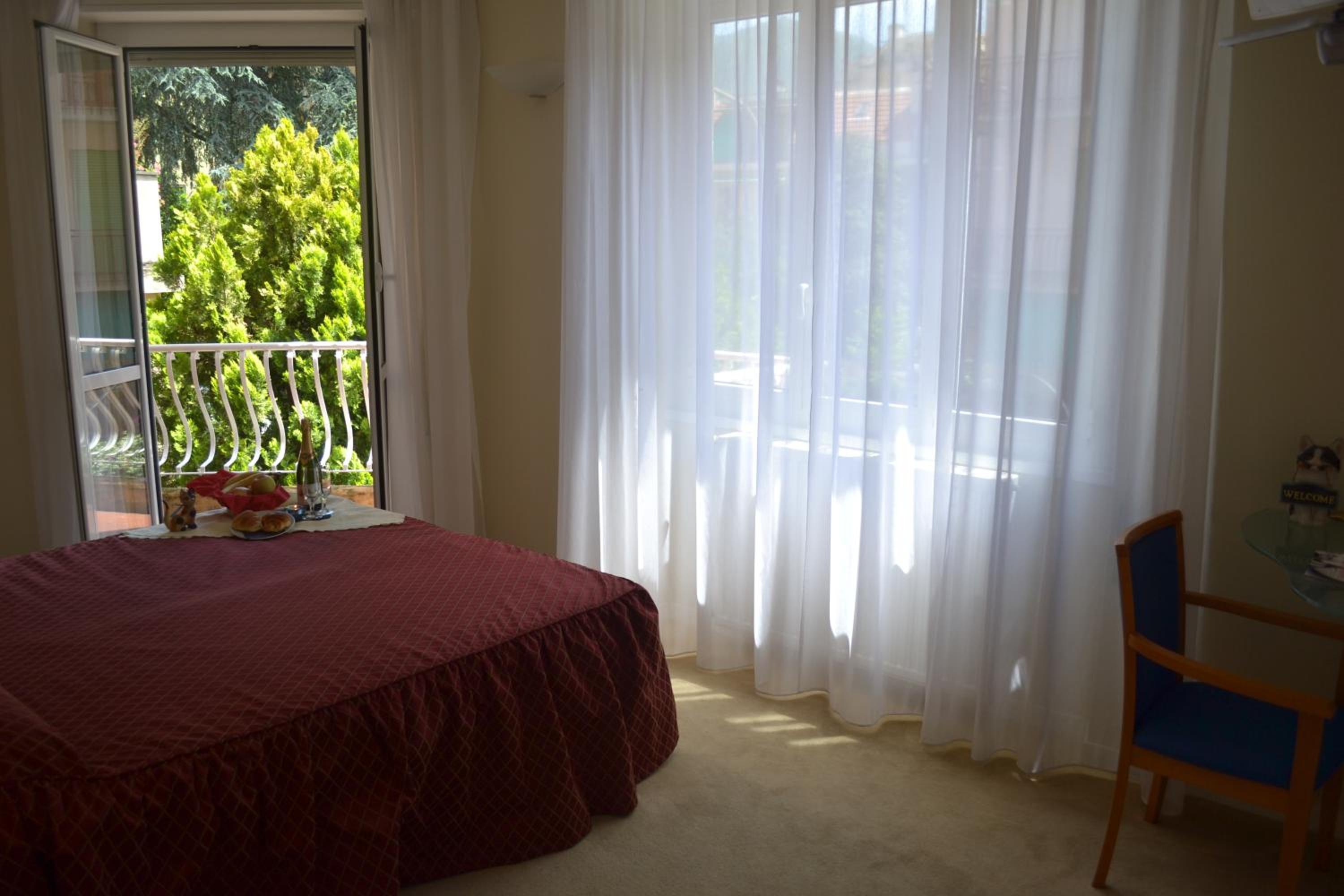 Double or Twin Room - Photo 10