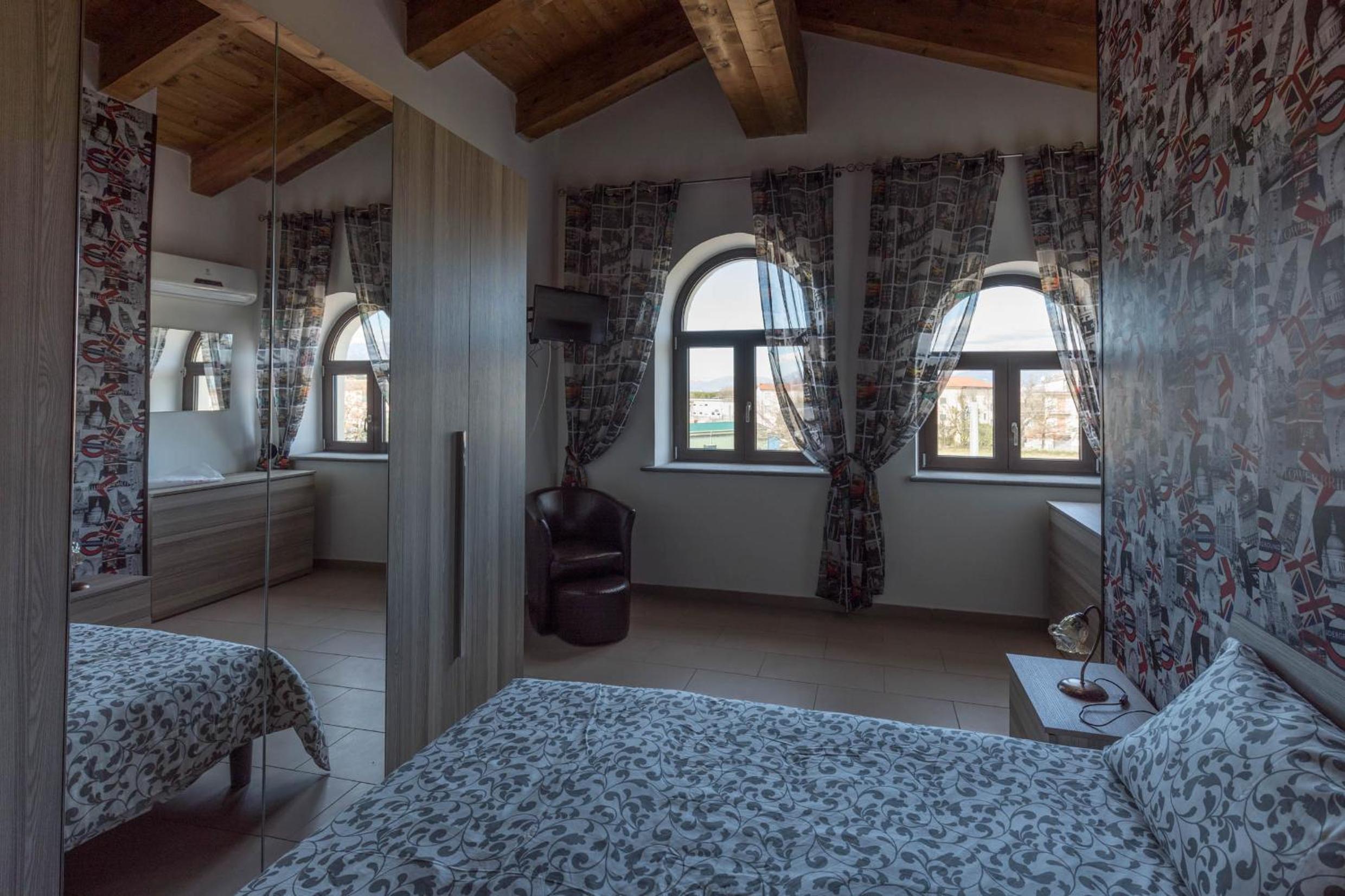 Two-Bedroom Suite with Shared Bathroom photo 2