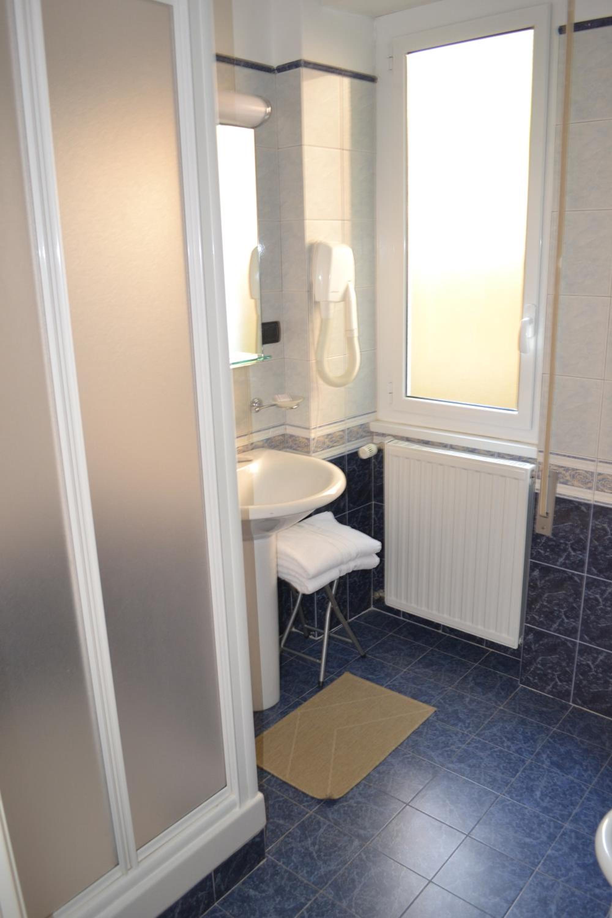 Double or Twin Room - Photo 15