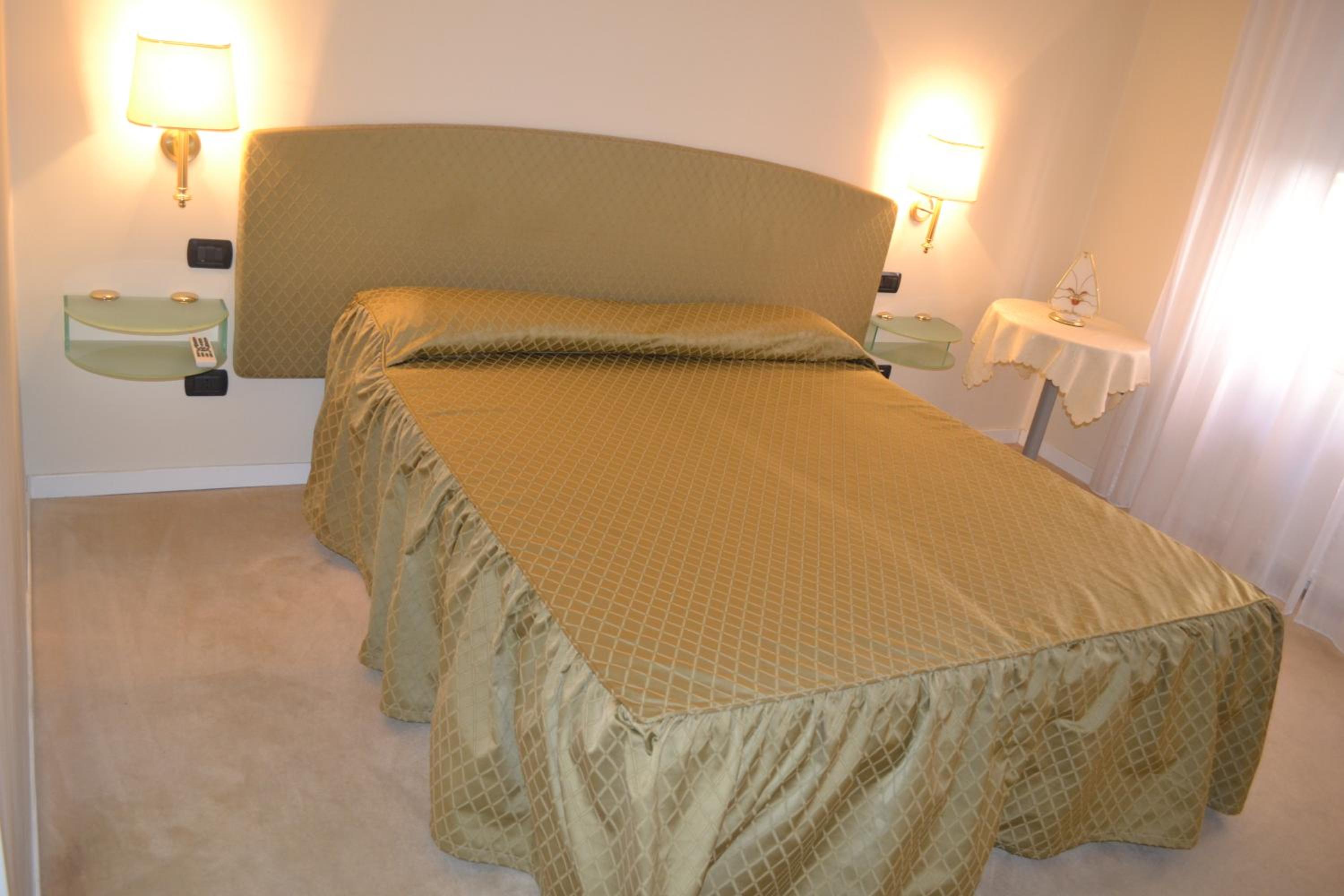 Double or Twin Room - Photo 6