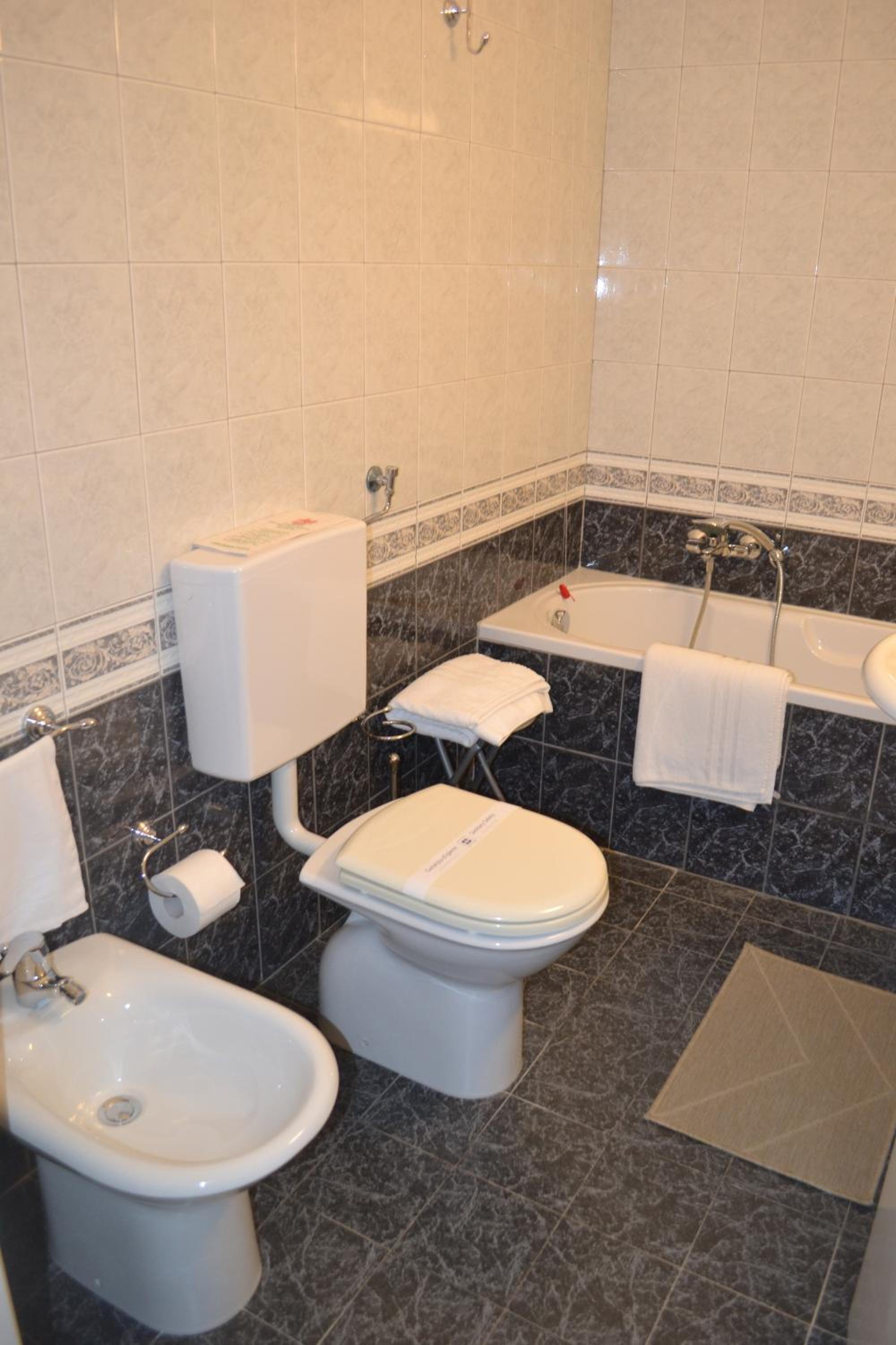 Double or Twin Room - Photo 12