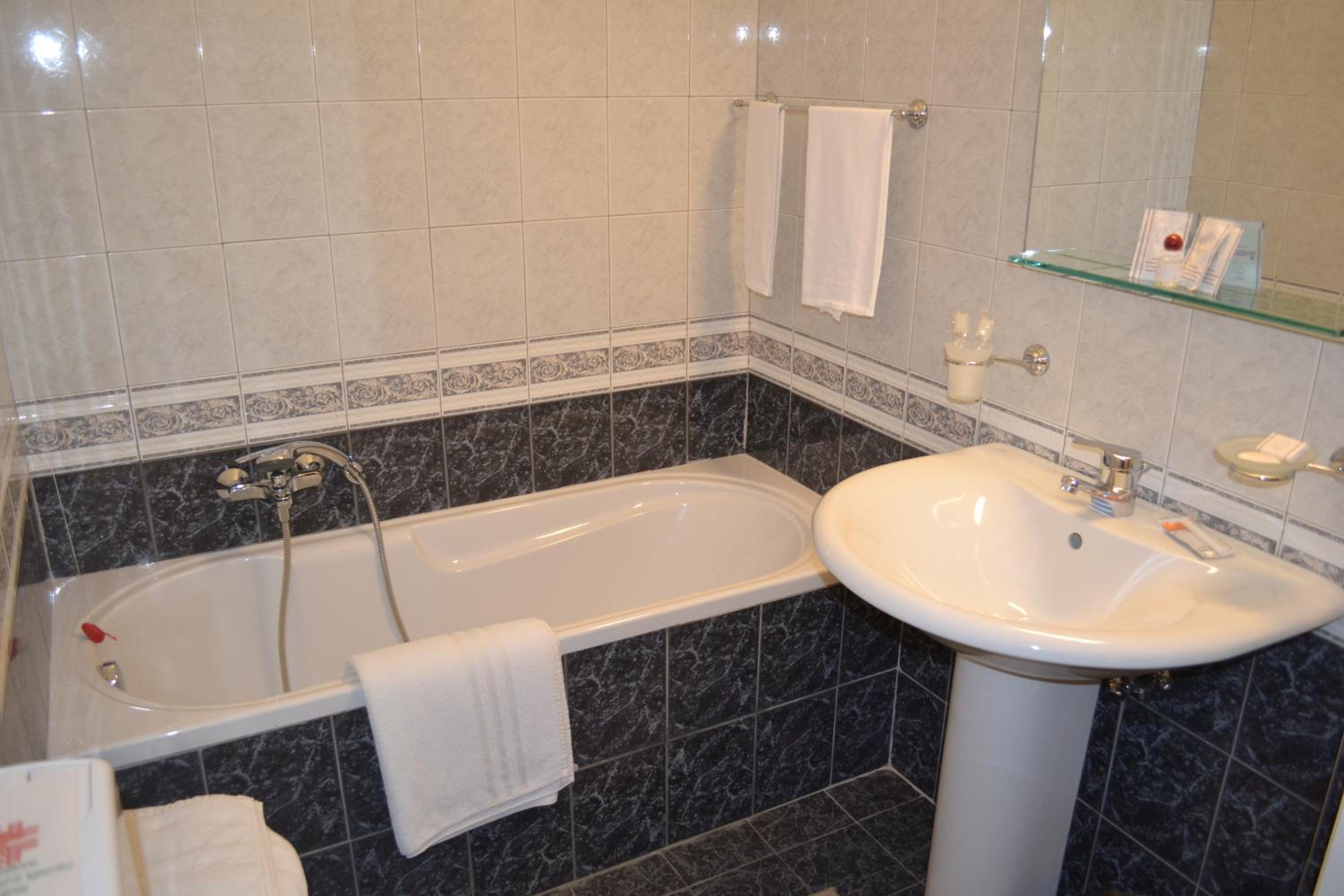 Double or Twin Room - Photo 11