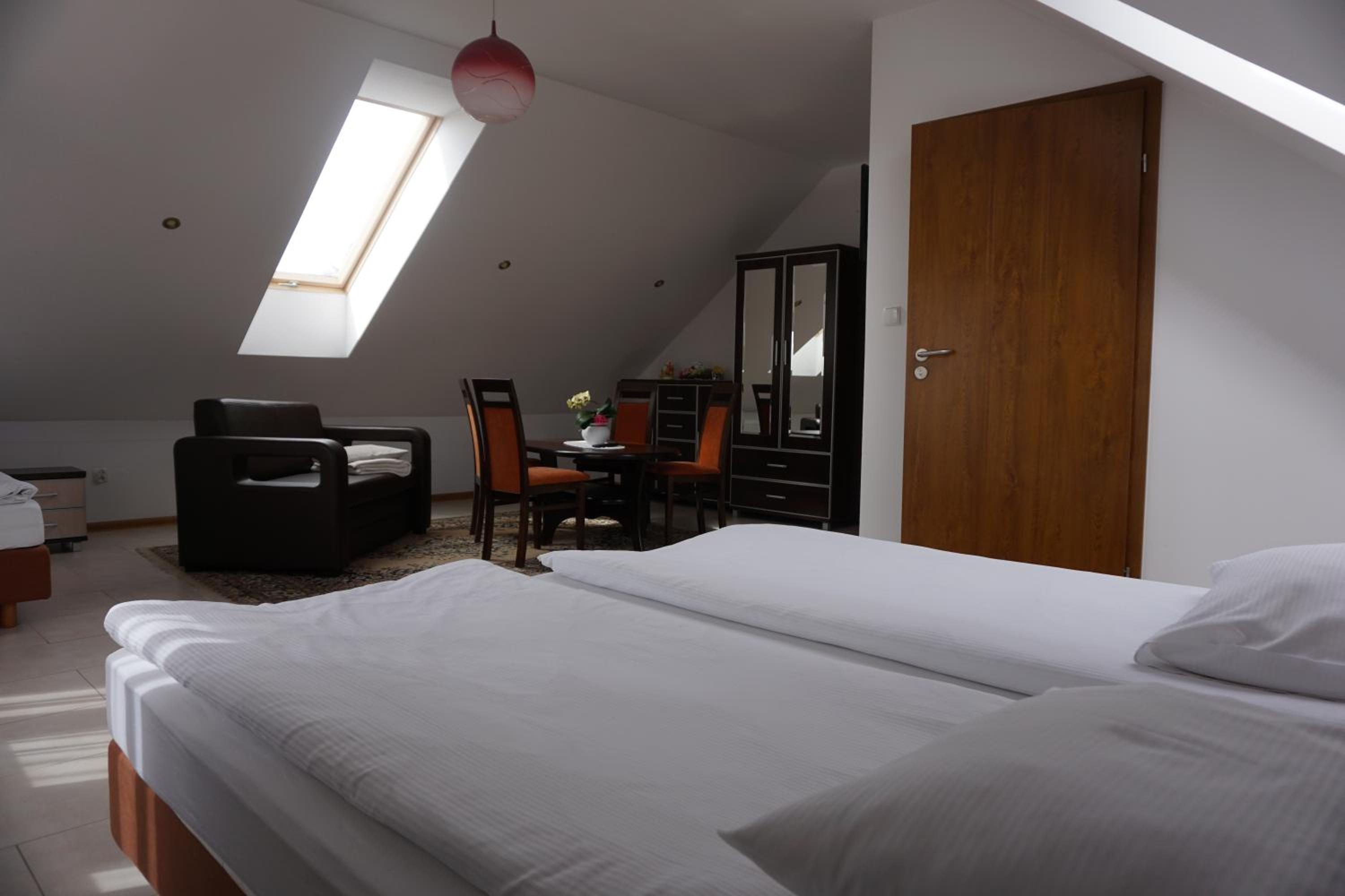 Economy Quadruple Room - Photo 1