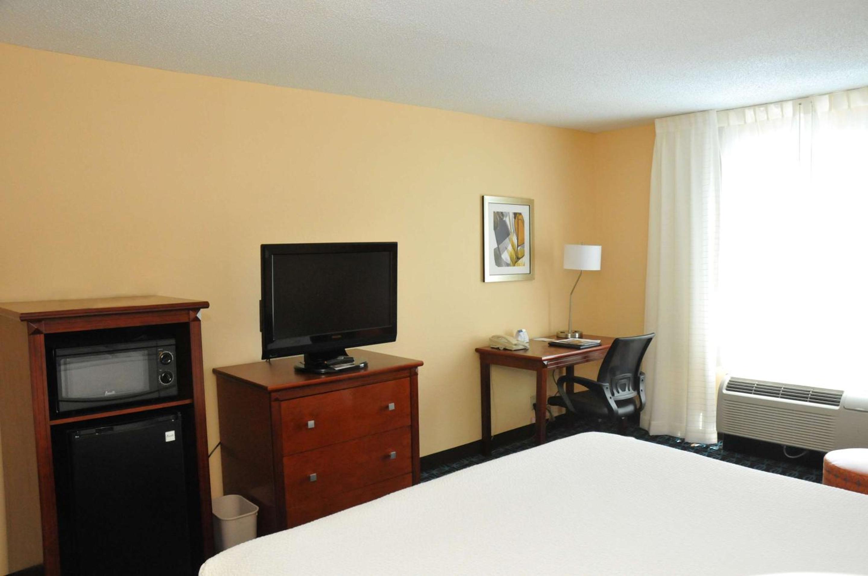King Room - Non-Smoking - Photo 3