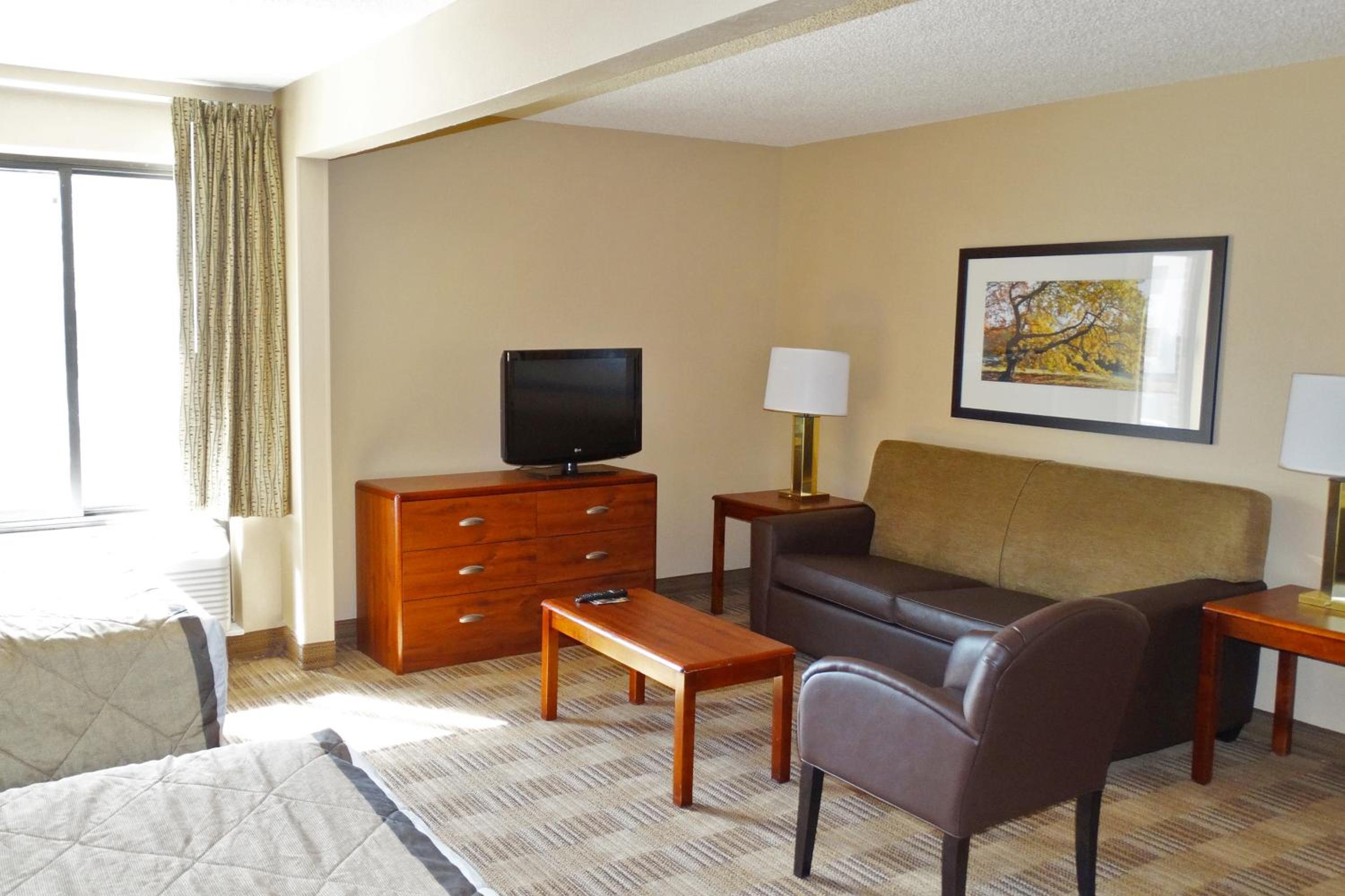 Deluxe Studio with 2 Queen Beds - Non-Smoking - Photo 5
