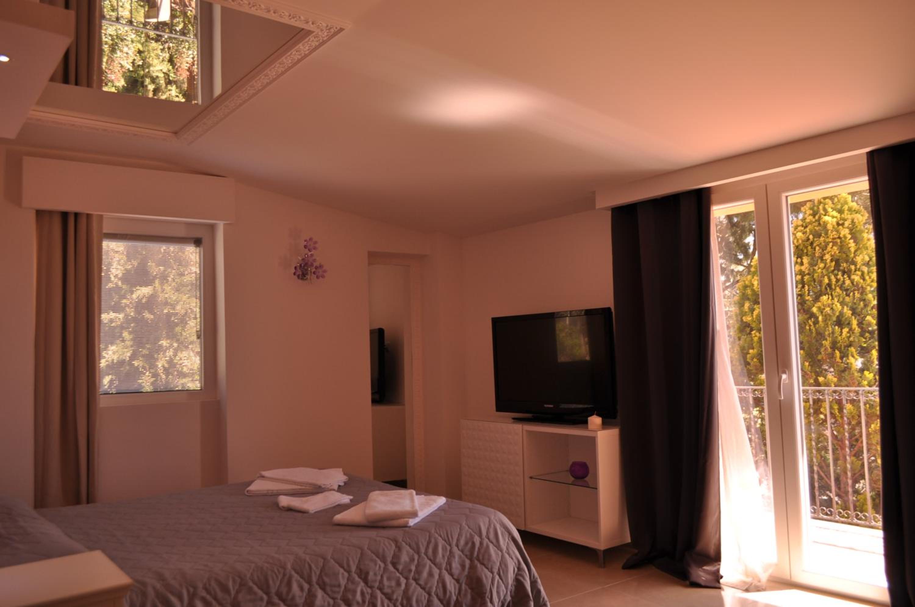 Deluxe Triple Room with Bath photo 2