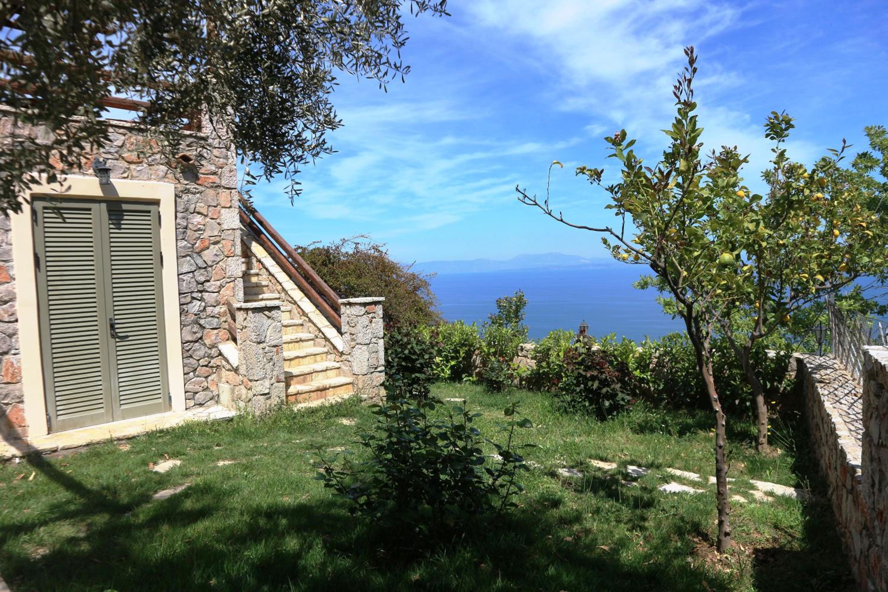 Three-Bedroom Villa - Split Level photo 2
