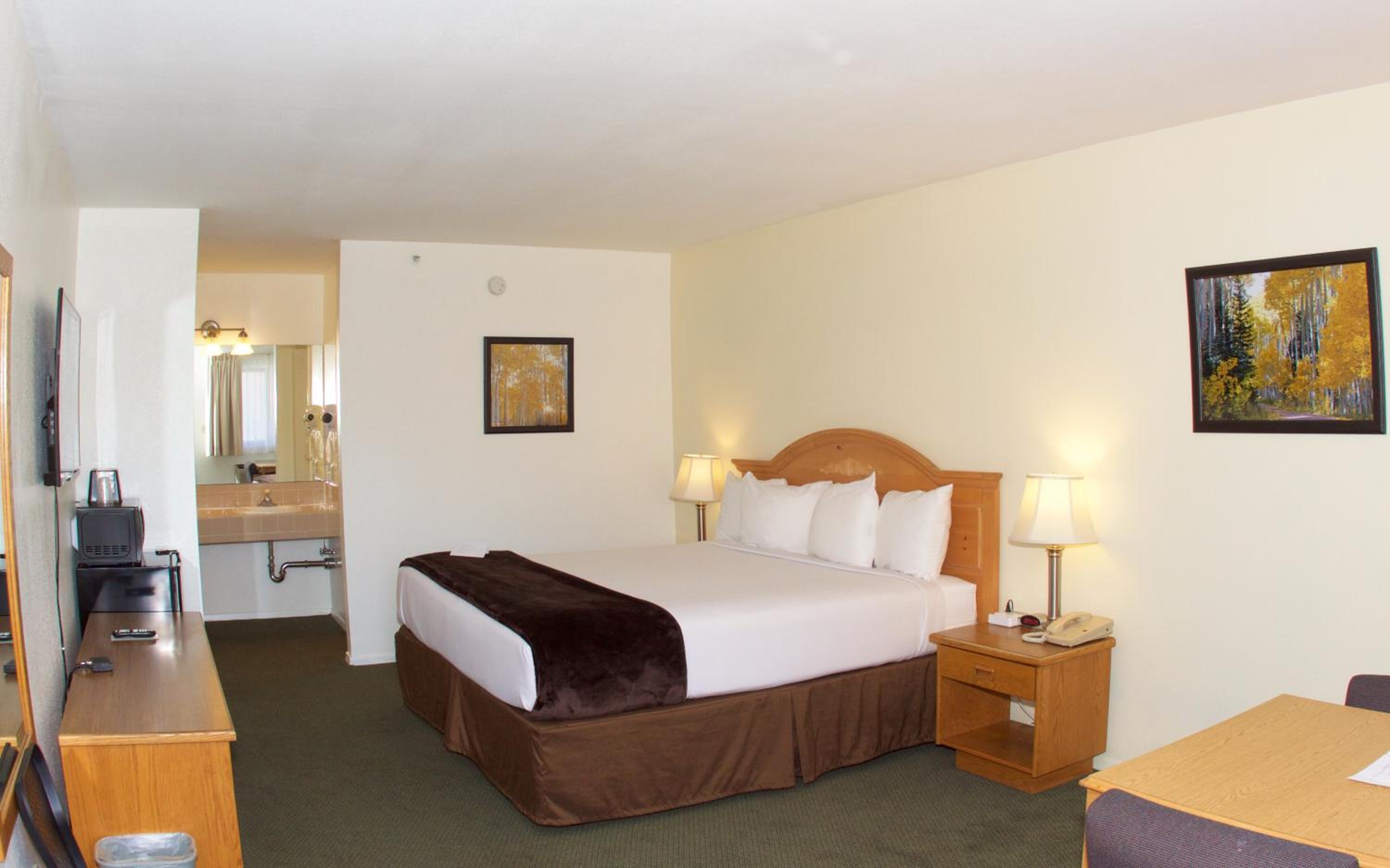 King Room - Non-Smoking - Photo 9