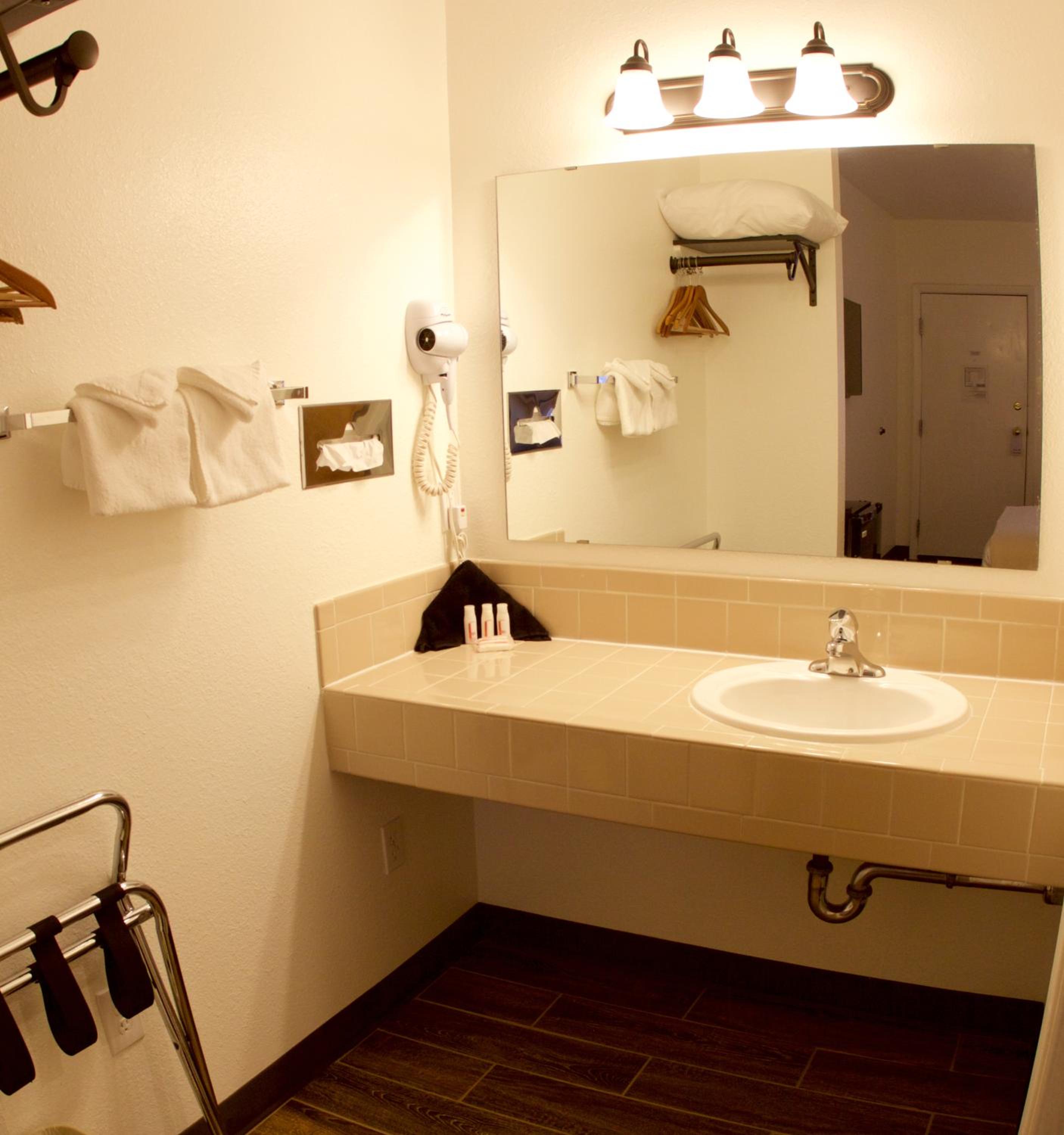 Queen Room - Non-Smoking - Photo 5