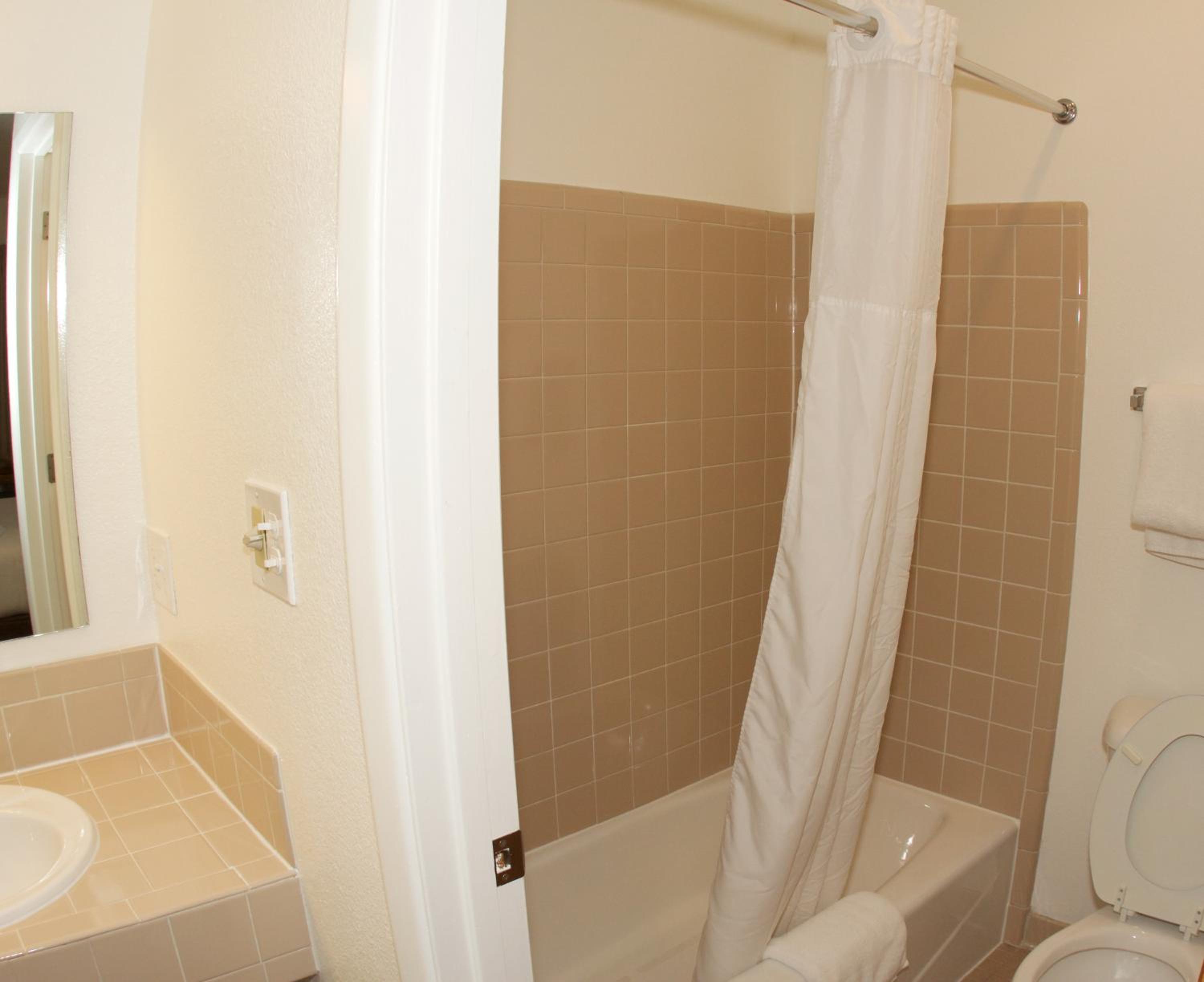Queen Room with Two Queen Beds - Non-Smoking - Photo 11