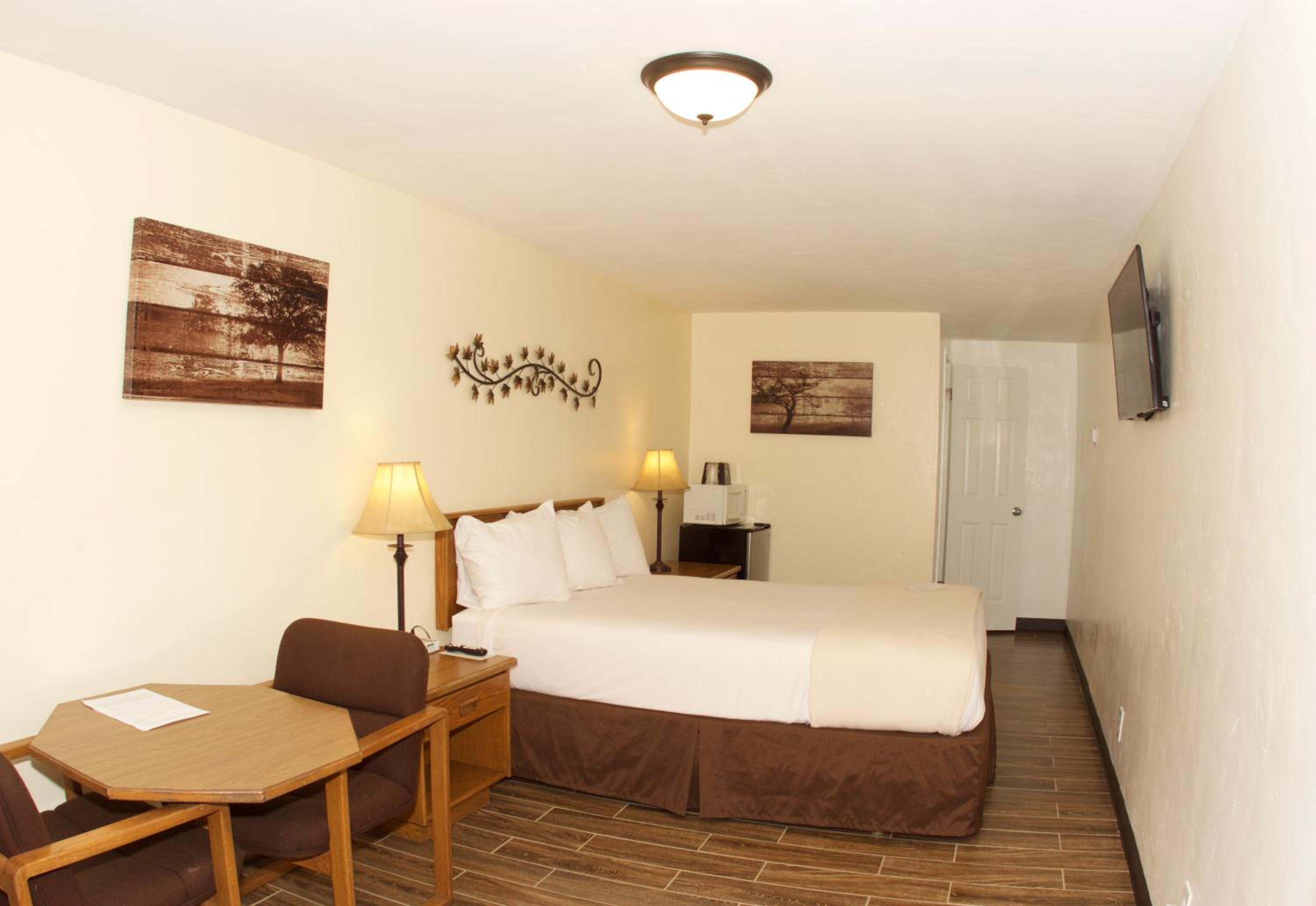 Queen Room - Non-Smoking - Photo 3
