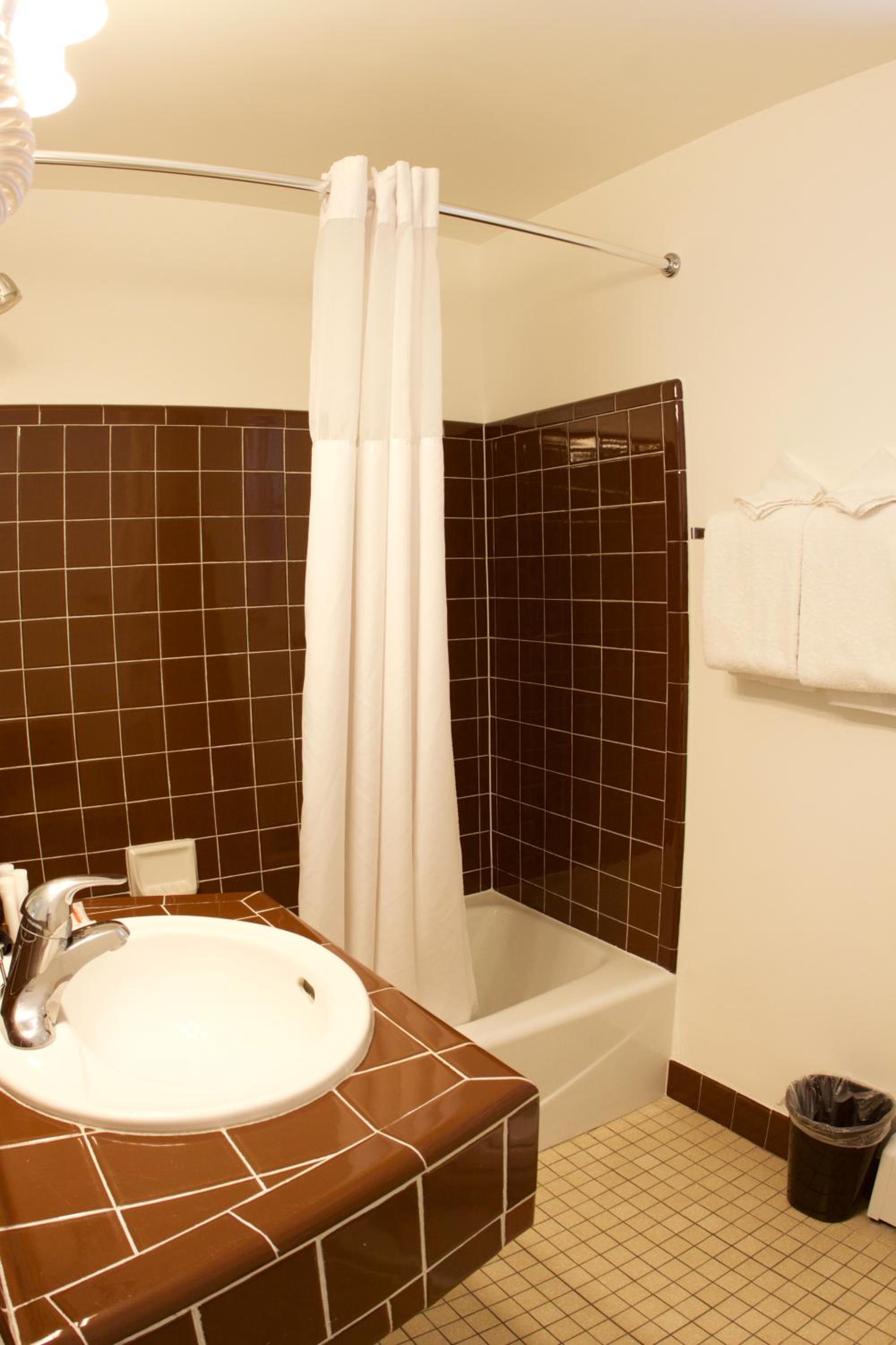 Queen Room - Non-Smoking - Photo 4