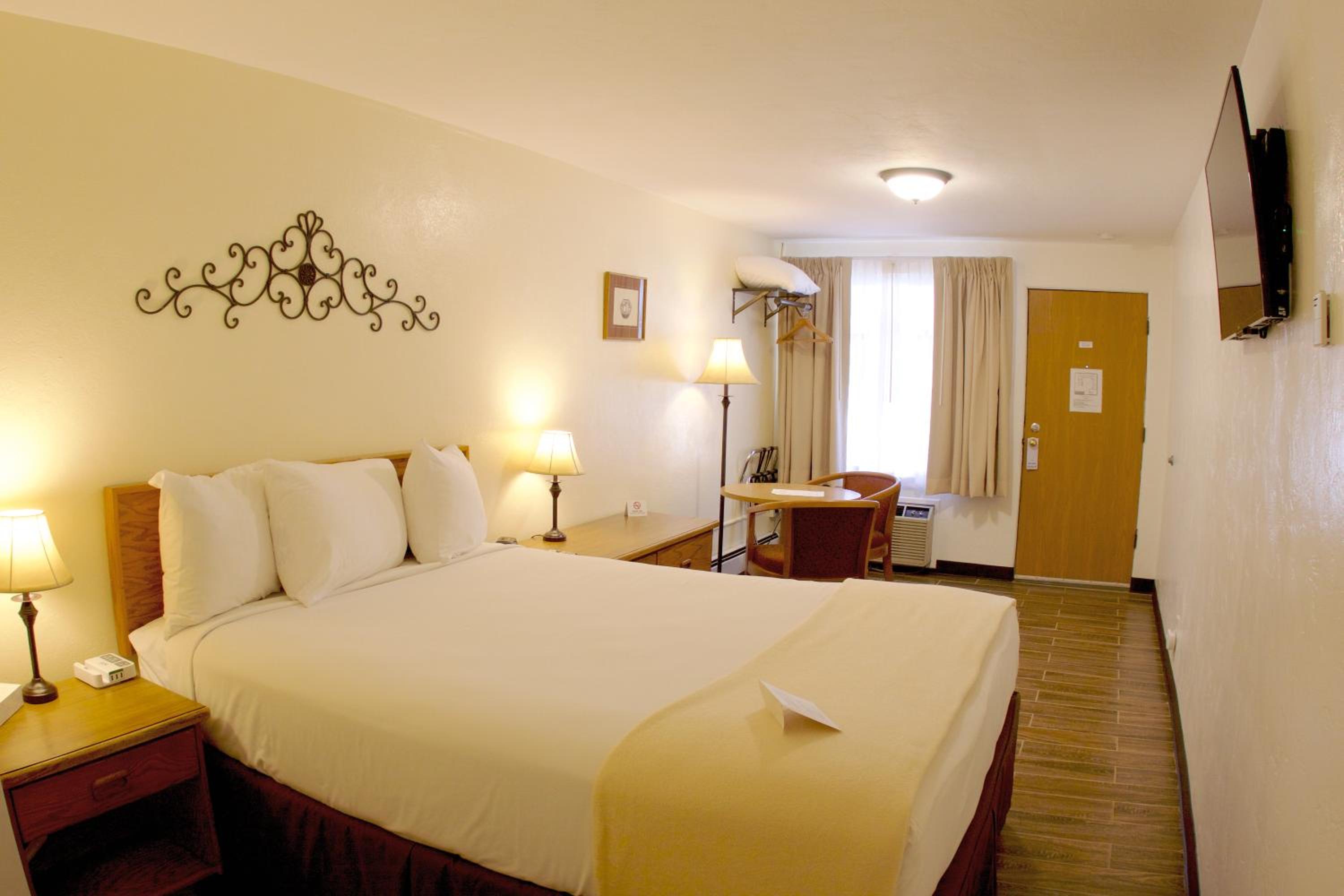 Queen Room - Non-Smoking - Photo 7