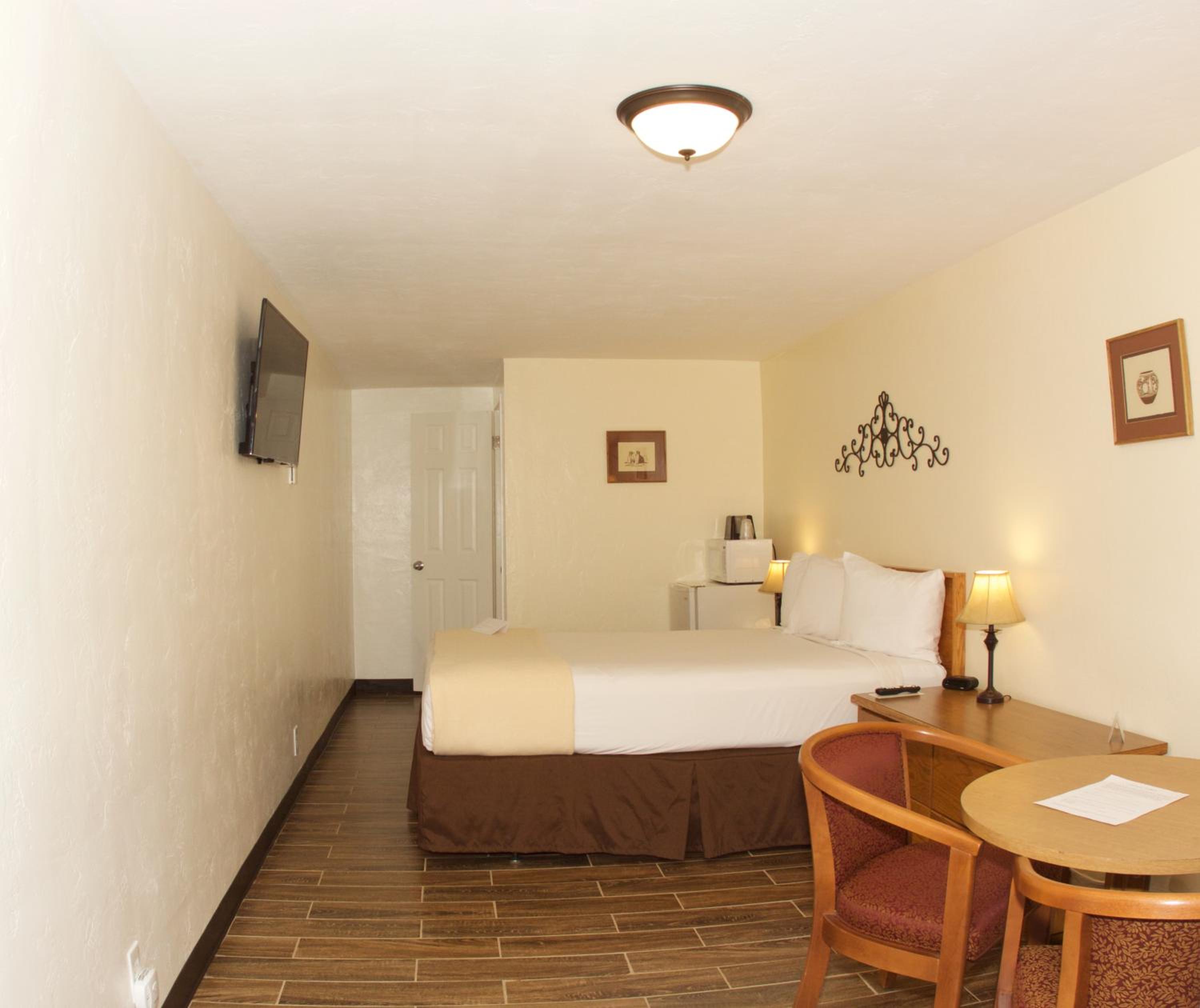 Queen Room - Non-Smoking - Photo 6