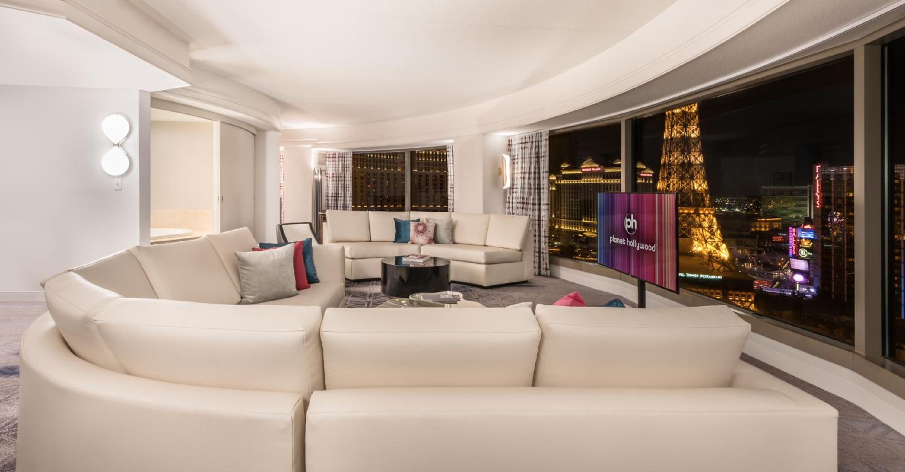Ultra Panorama Suite 2 Queen Strip View	 - Photo 1