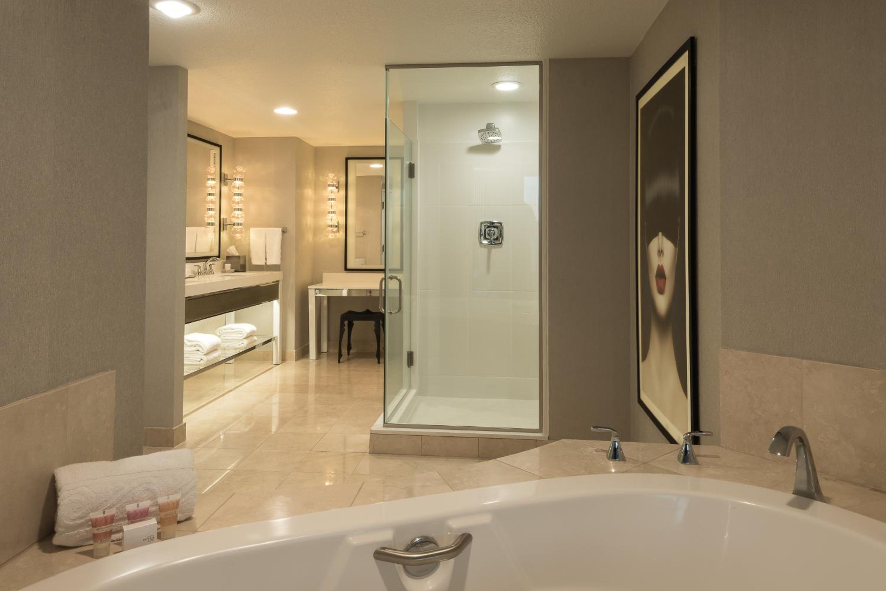 Ultra Panorama Suite 2 Queen Strip View	 - Photo 5
