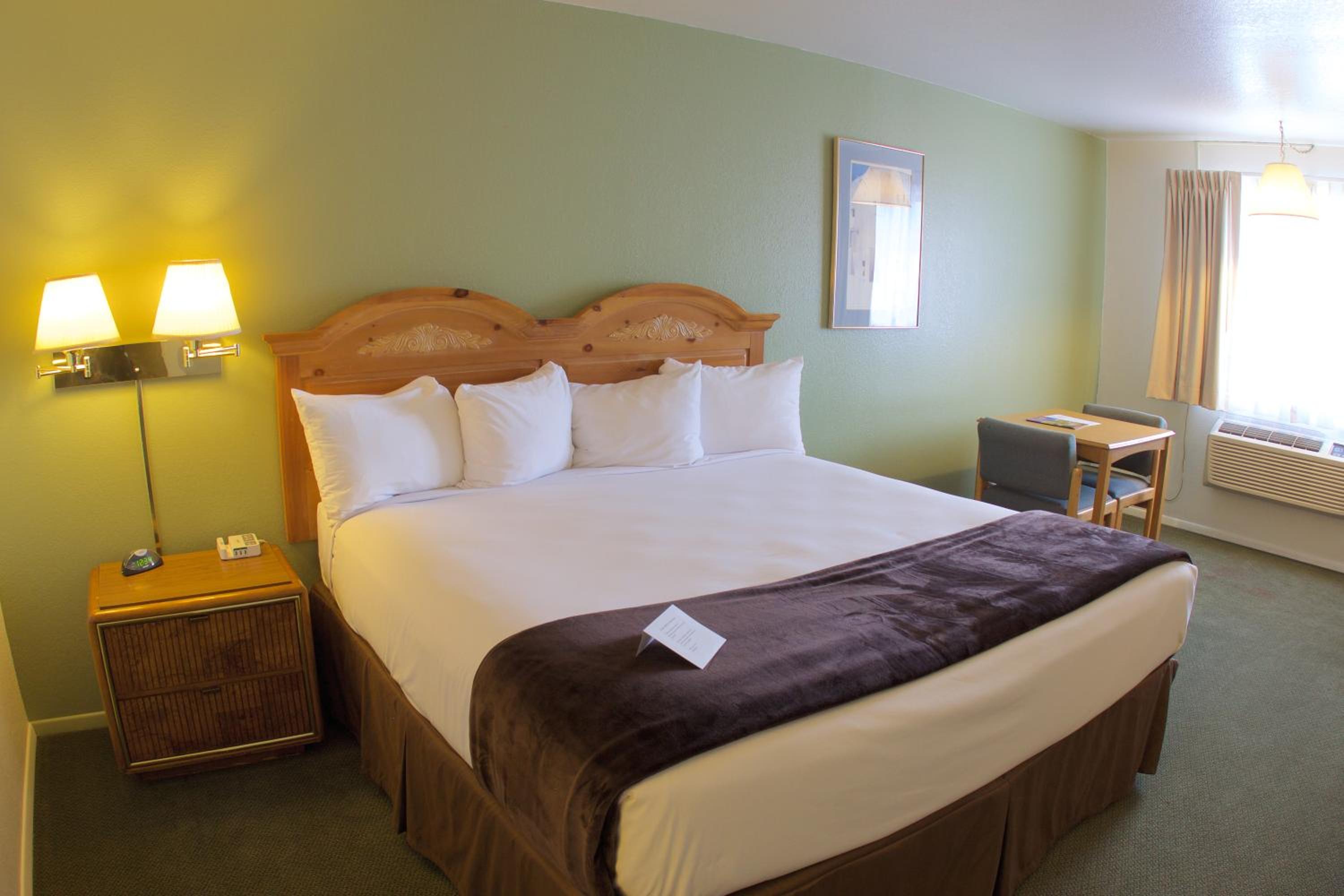 King Room - Non-Smoking - Photo 8
