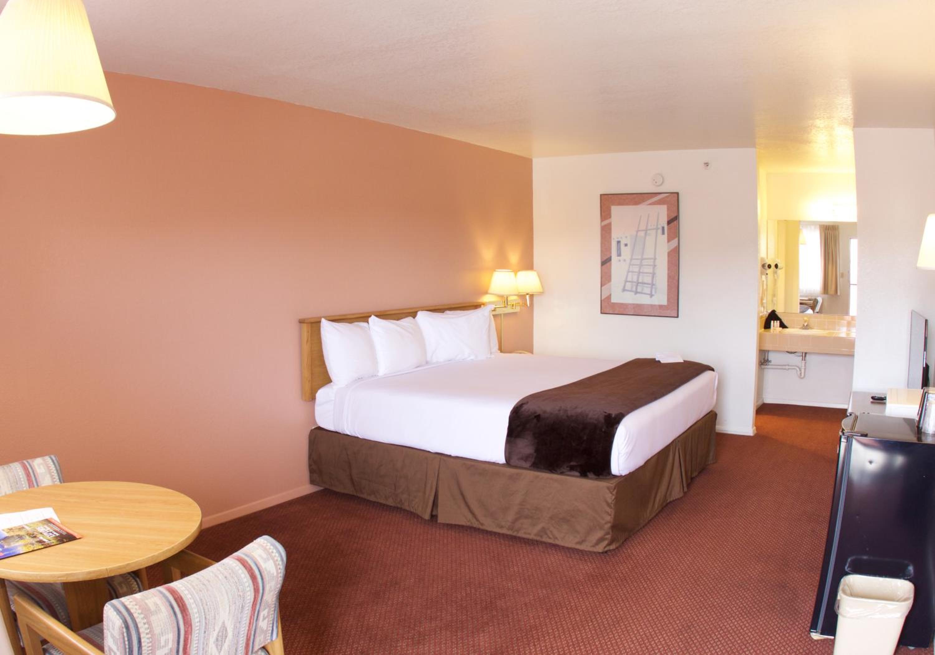 King Room - Non-Smoking - Photo 10