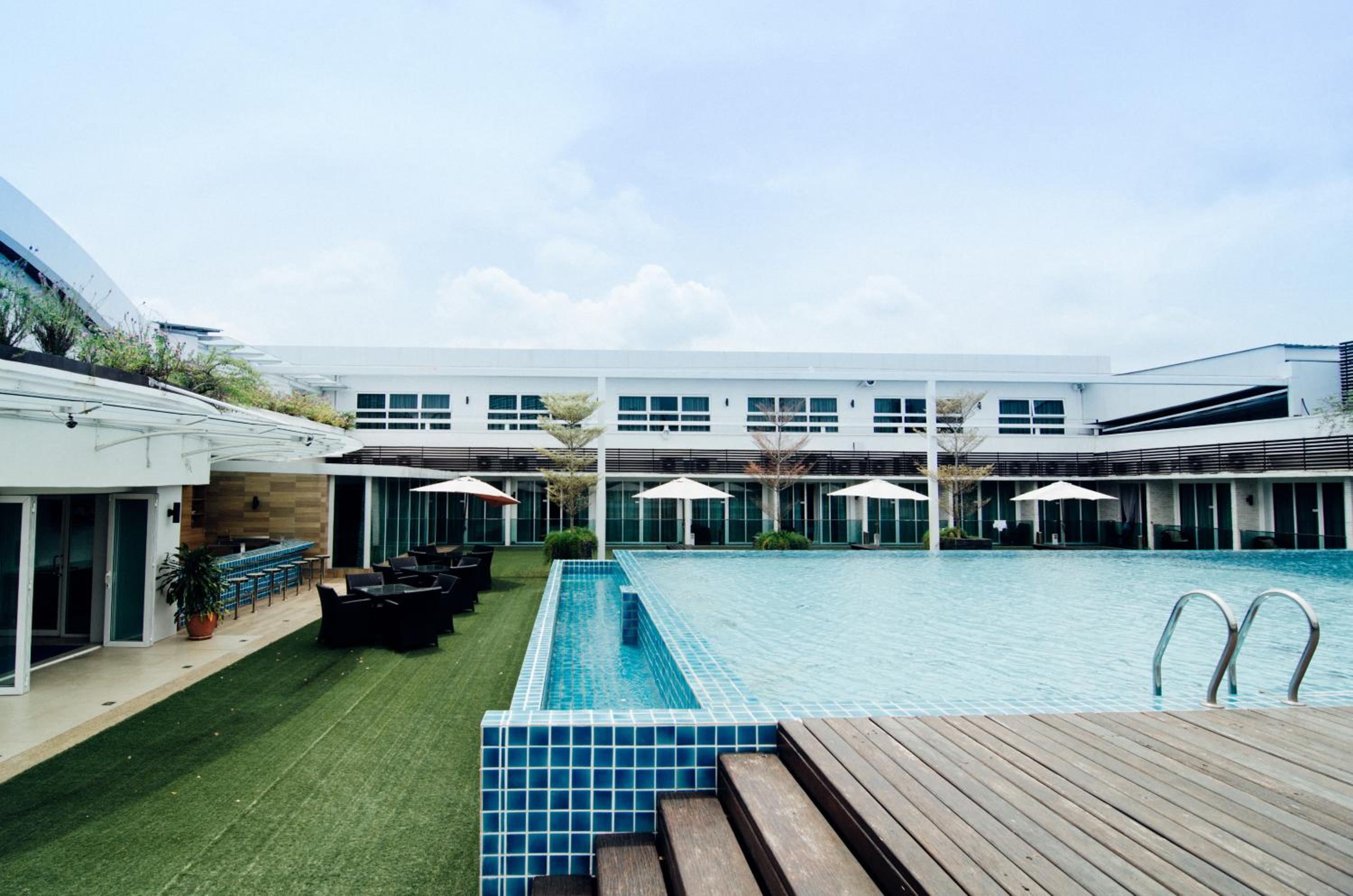 Deluxe Twin Room with Pool View - Photo 2