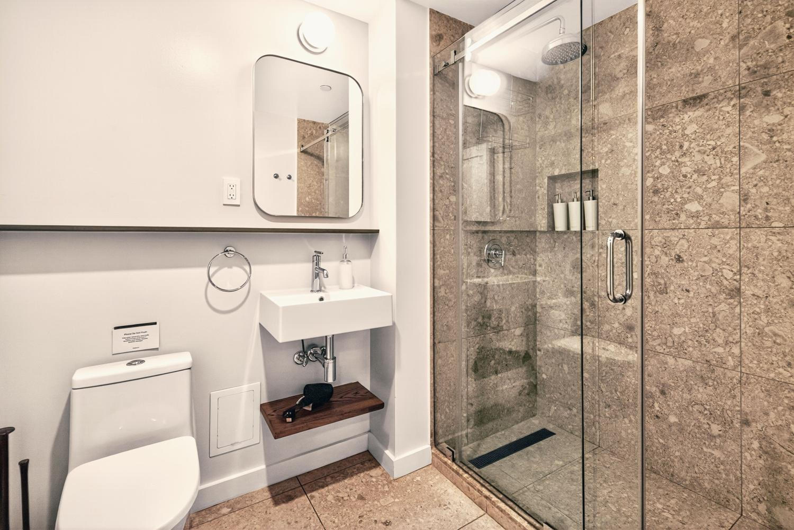 Single Room with Shared Bathroom photo 3