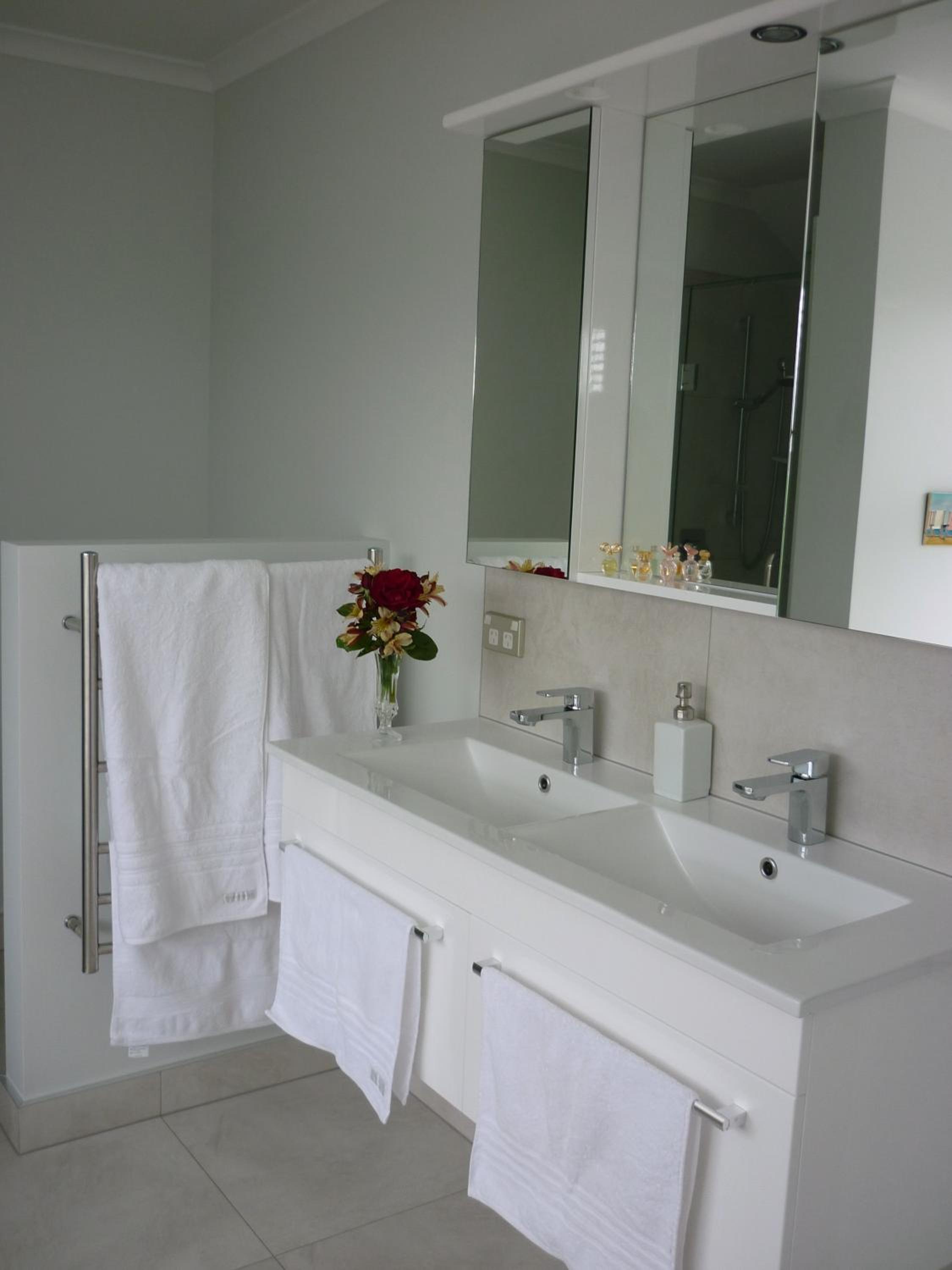 Deluxe King Room - Photo 4