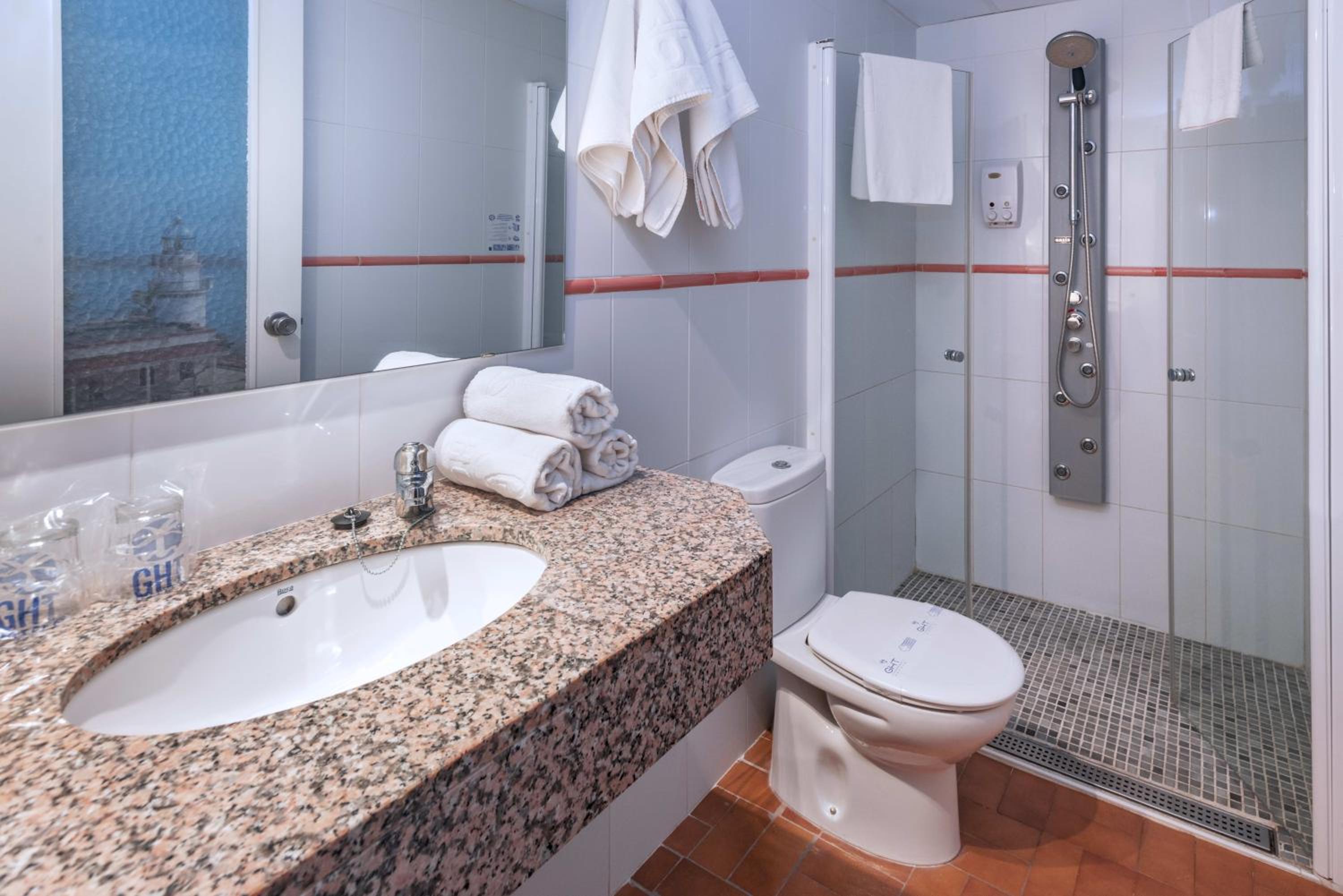 Double or Twin Room with Balcony - Photo 3