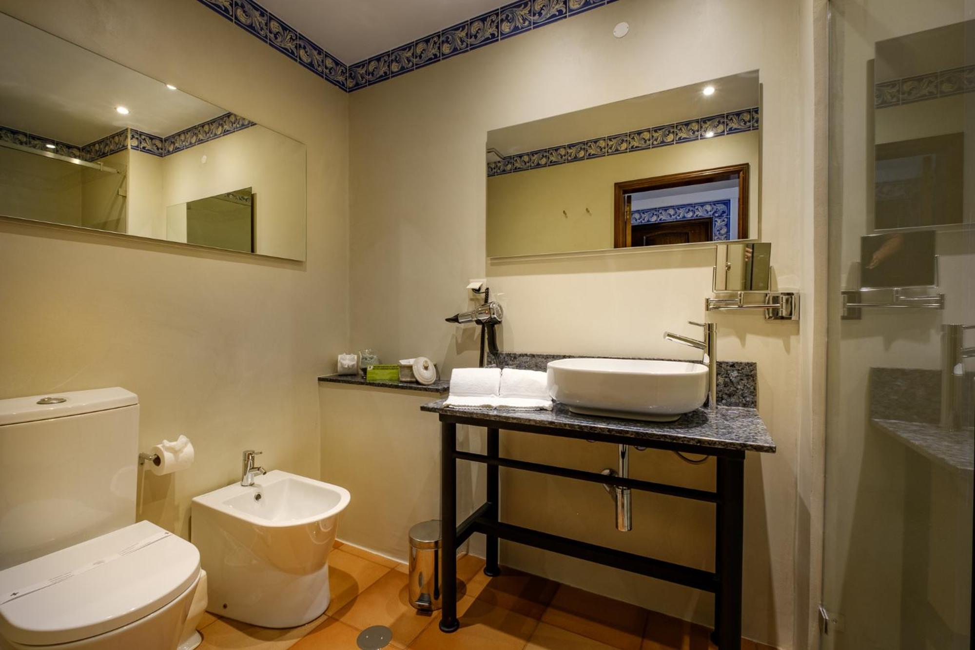 Double Room / Twin with City View - Main House - Photo 4