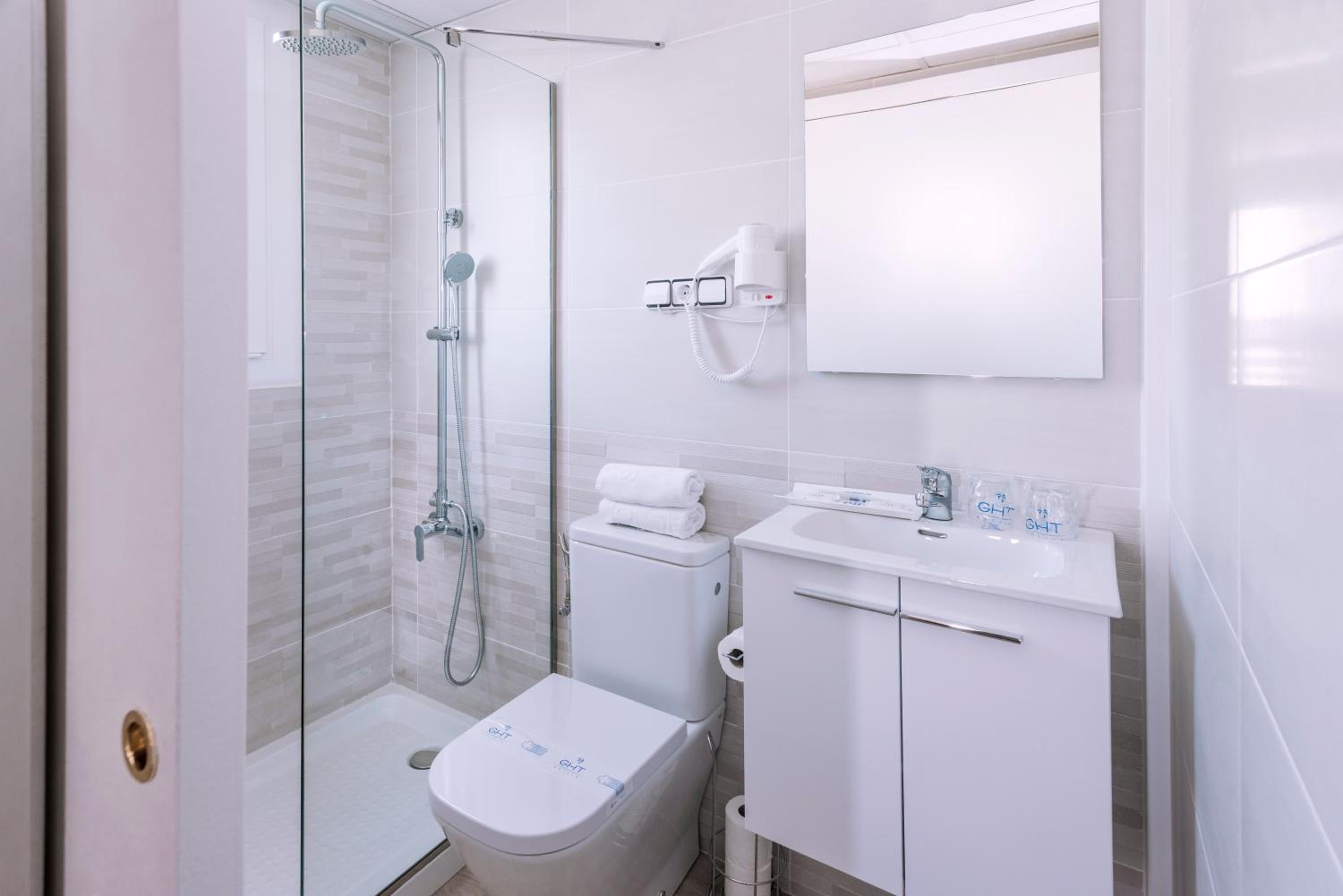 Double or Twin Room with Balcony - Photo 20