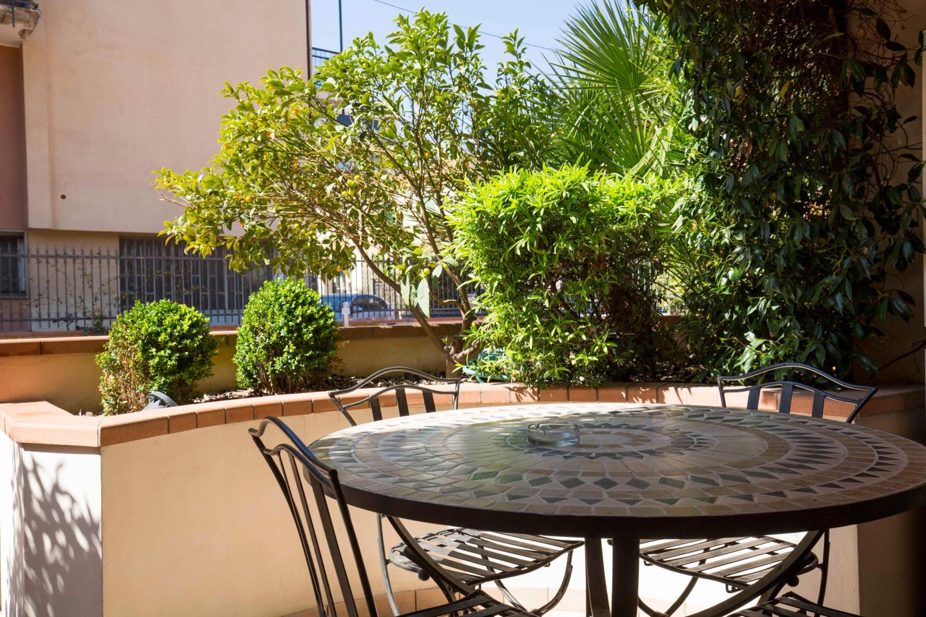 One-Bedroom Apartment with Terrace - Split Level photo 2