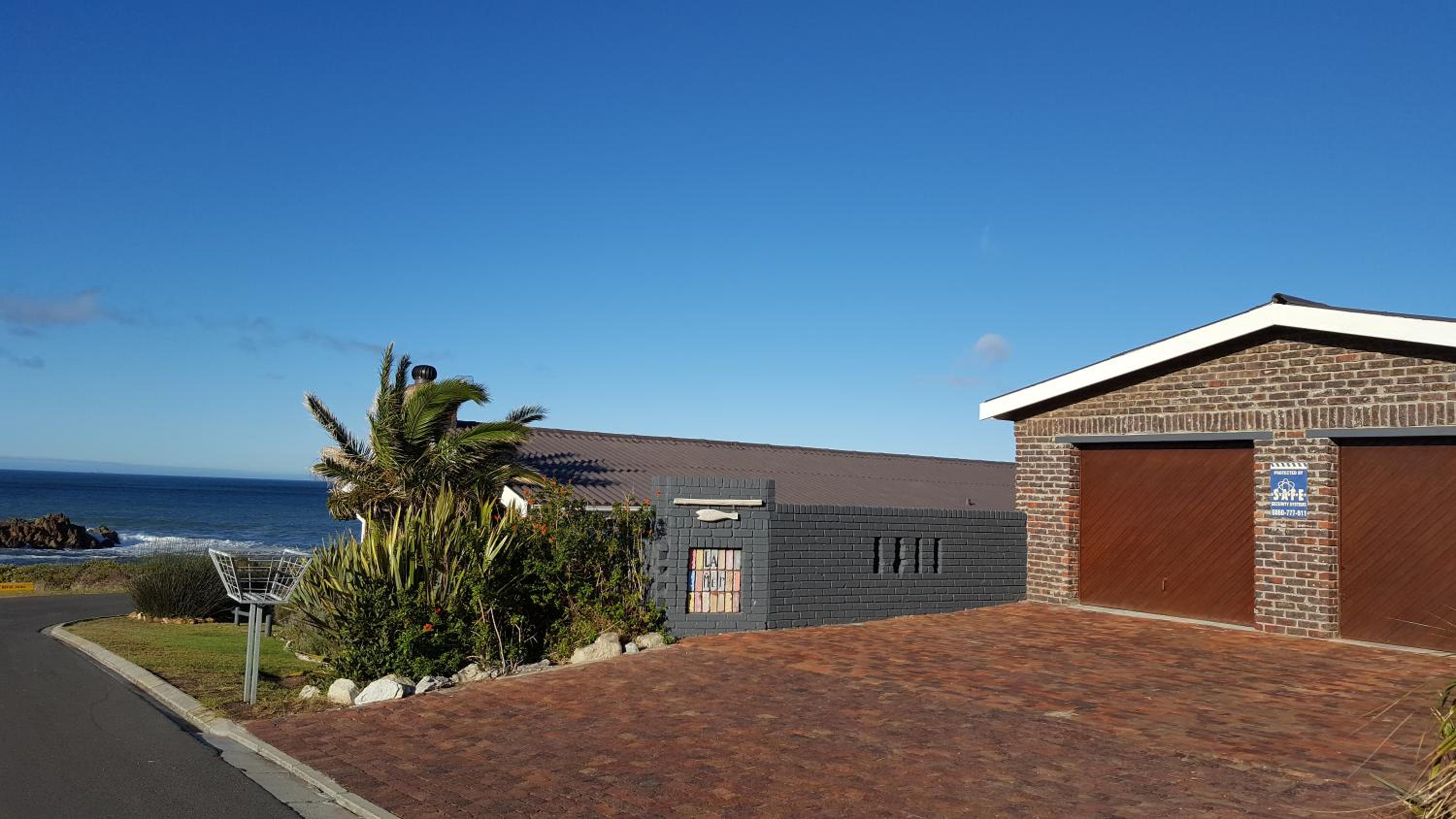 Three-Bedroom House - Sea Front - Photo 39