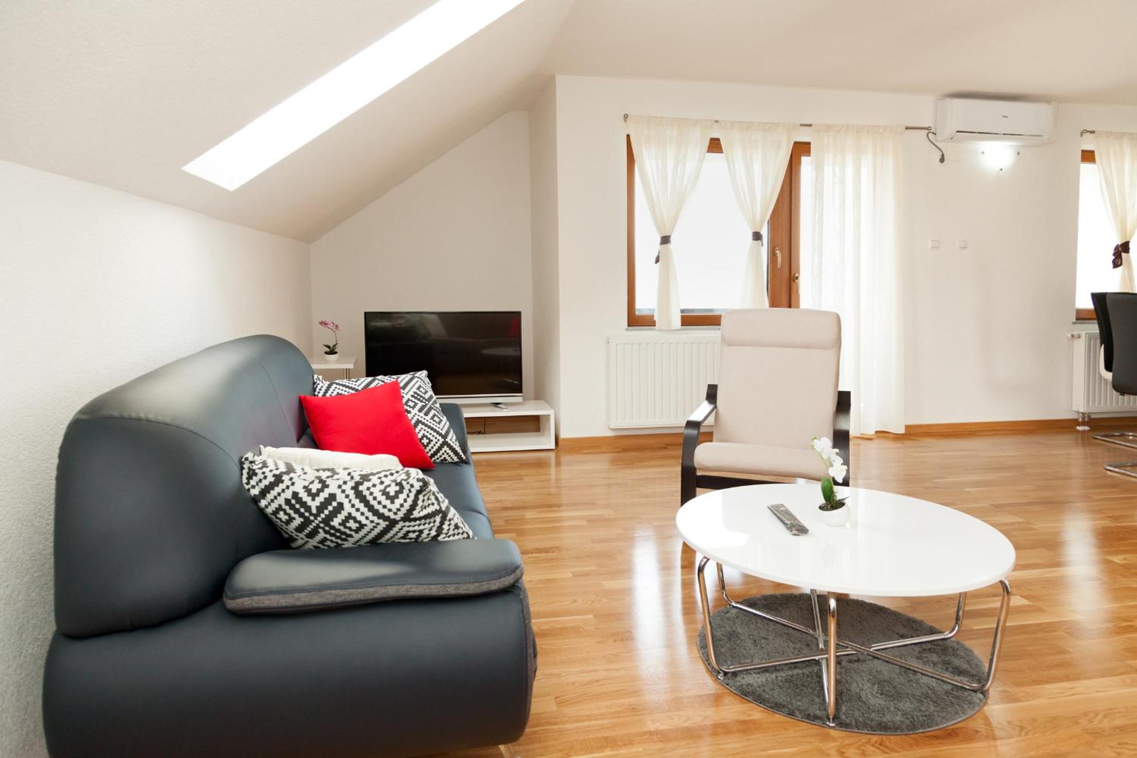Apartment with Balcony - Photo 8