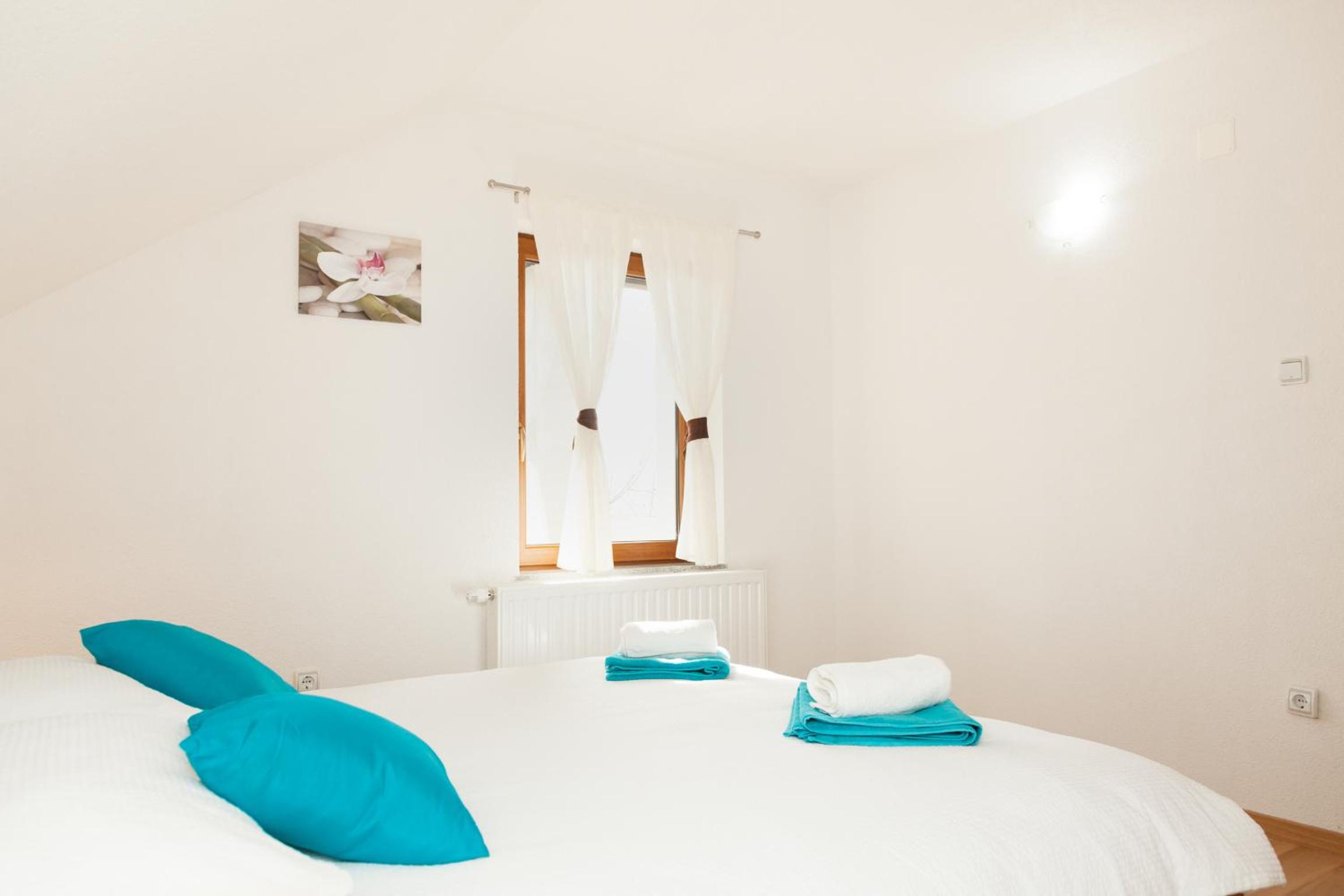 Apartment with Balcony - Photo 16