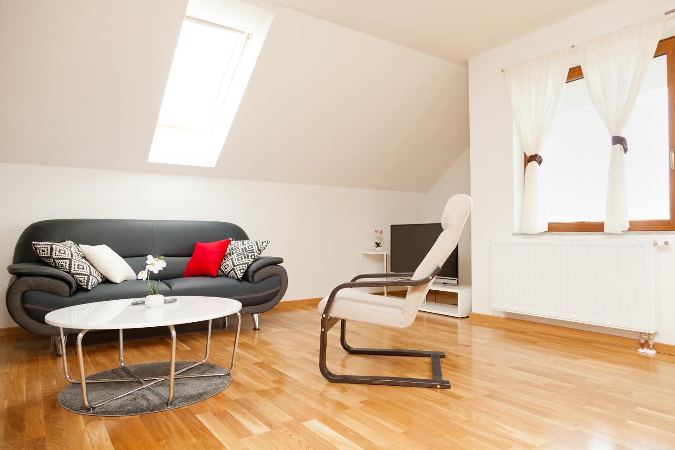 Apartment with Balcony - Photo 4