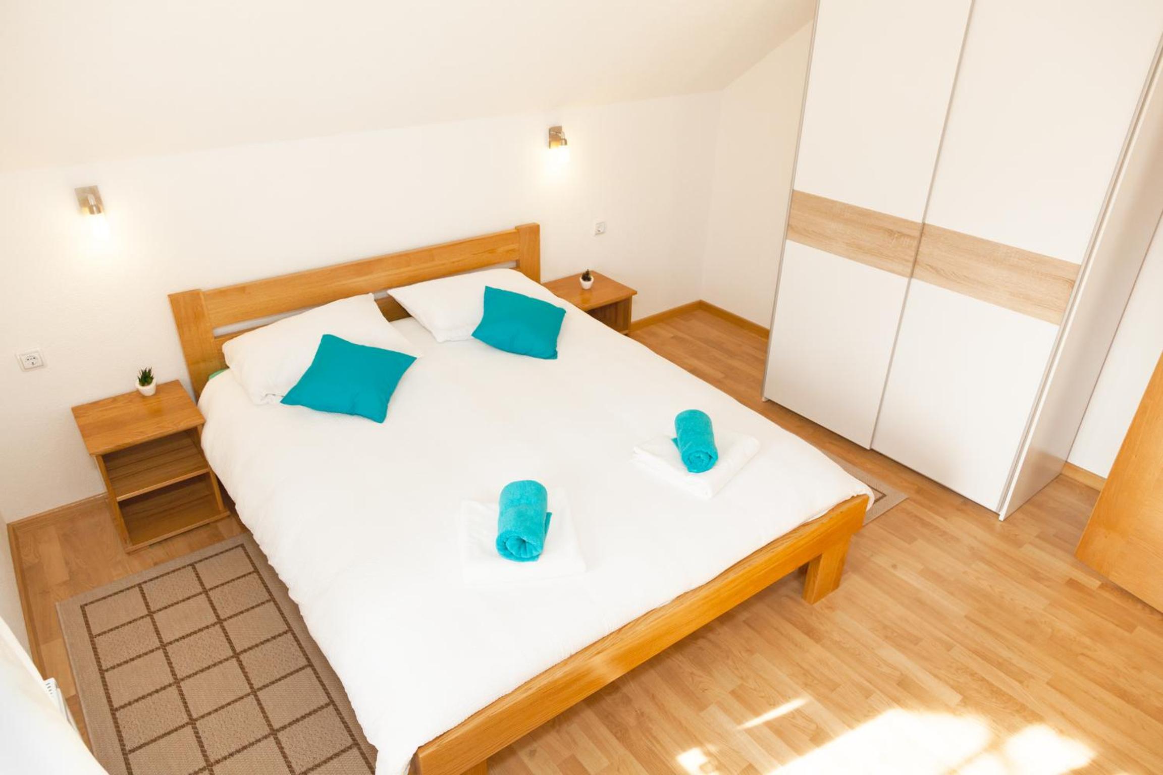 Apartment with Balcony - Photo 17