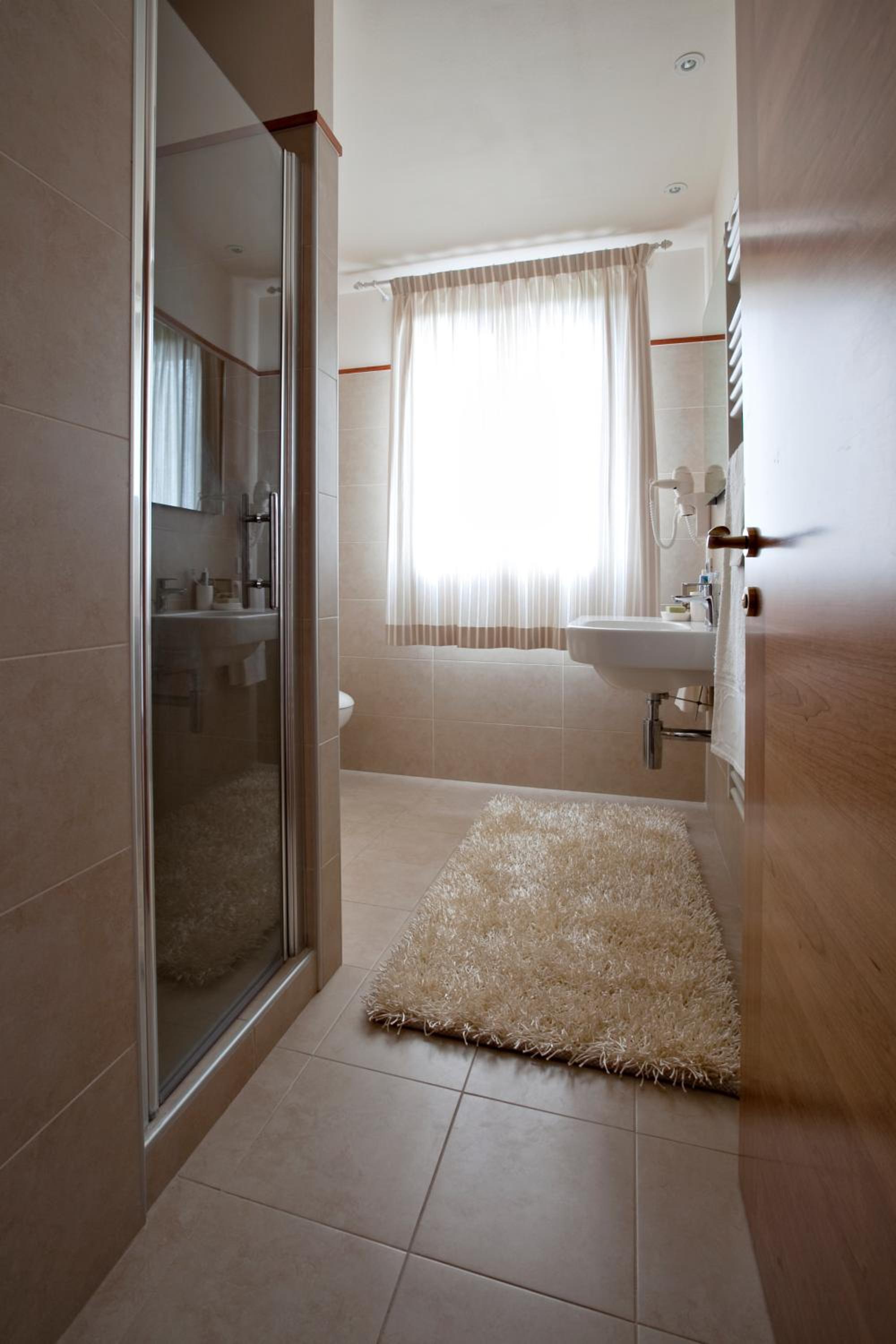 Two-Bedroom Apartment with Garden View - Photo 4