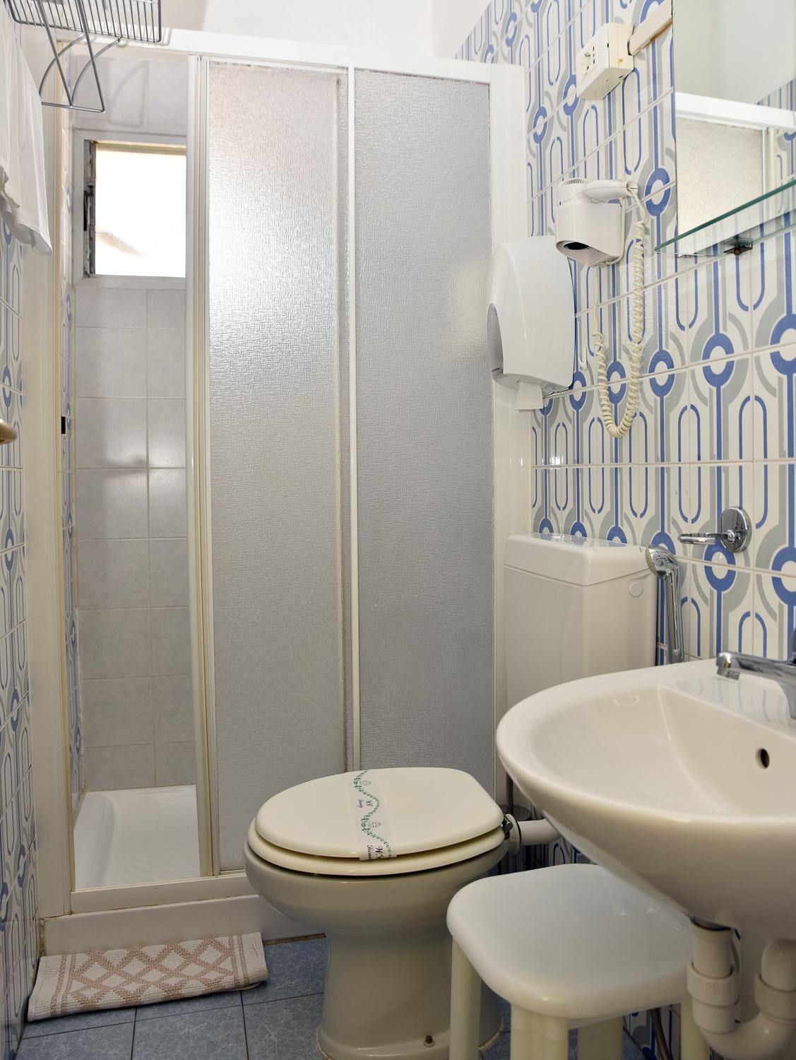 Double or Twin Room - Photo 9