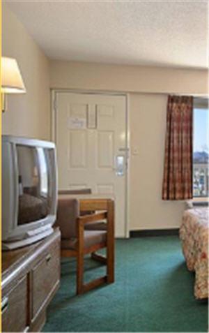 Standard Queen Room with Two Queen Beds - Non-Smoking - Photo 4