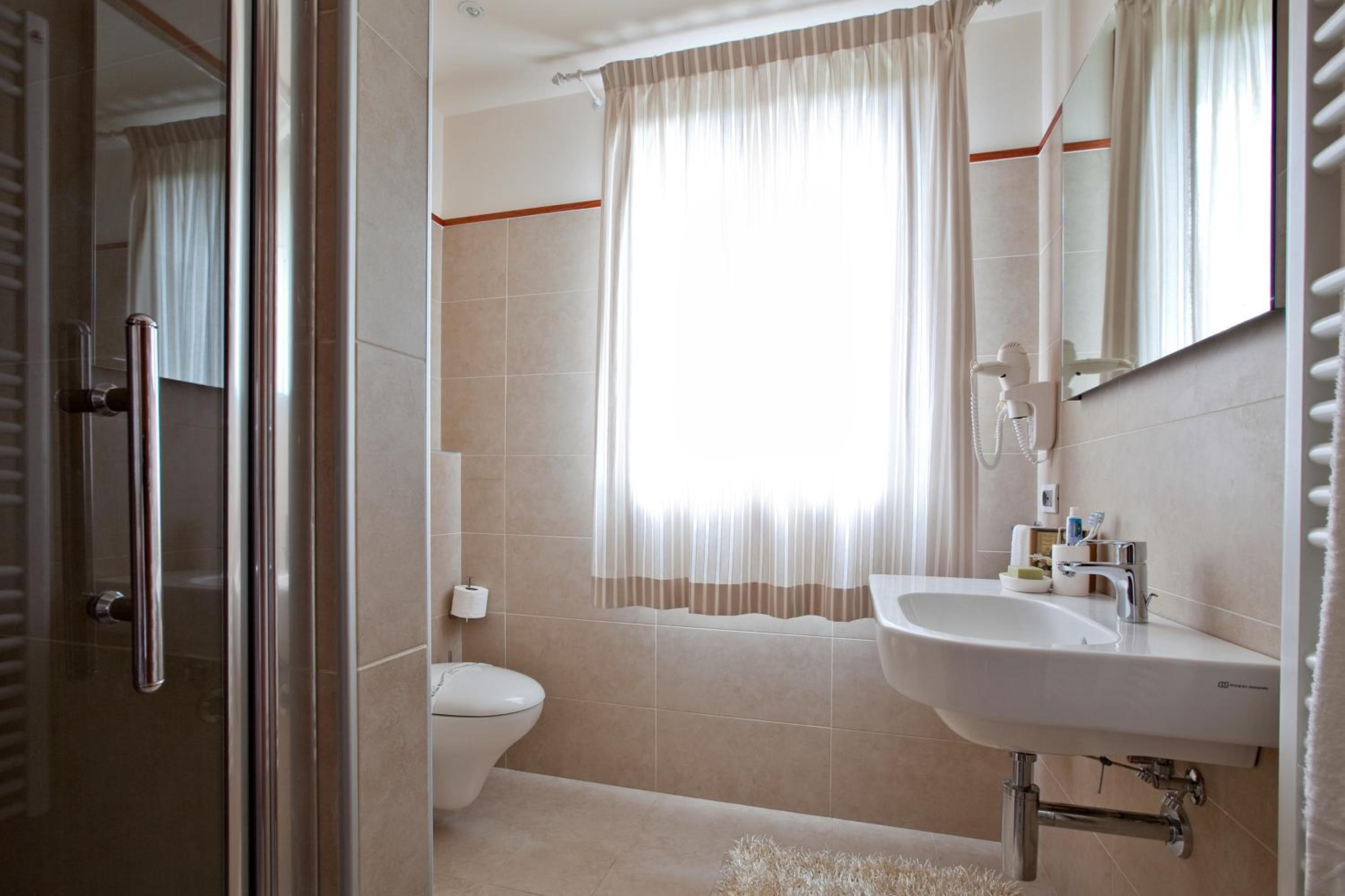 Large Two-Bedroom Apartment - Photo 2