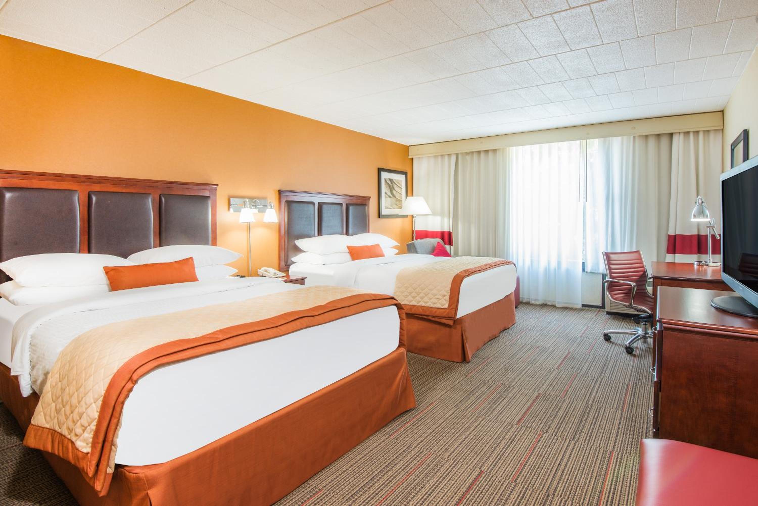 Standard Queen Room with Two Queen Beds photo 3