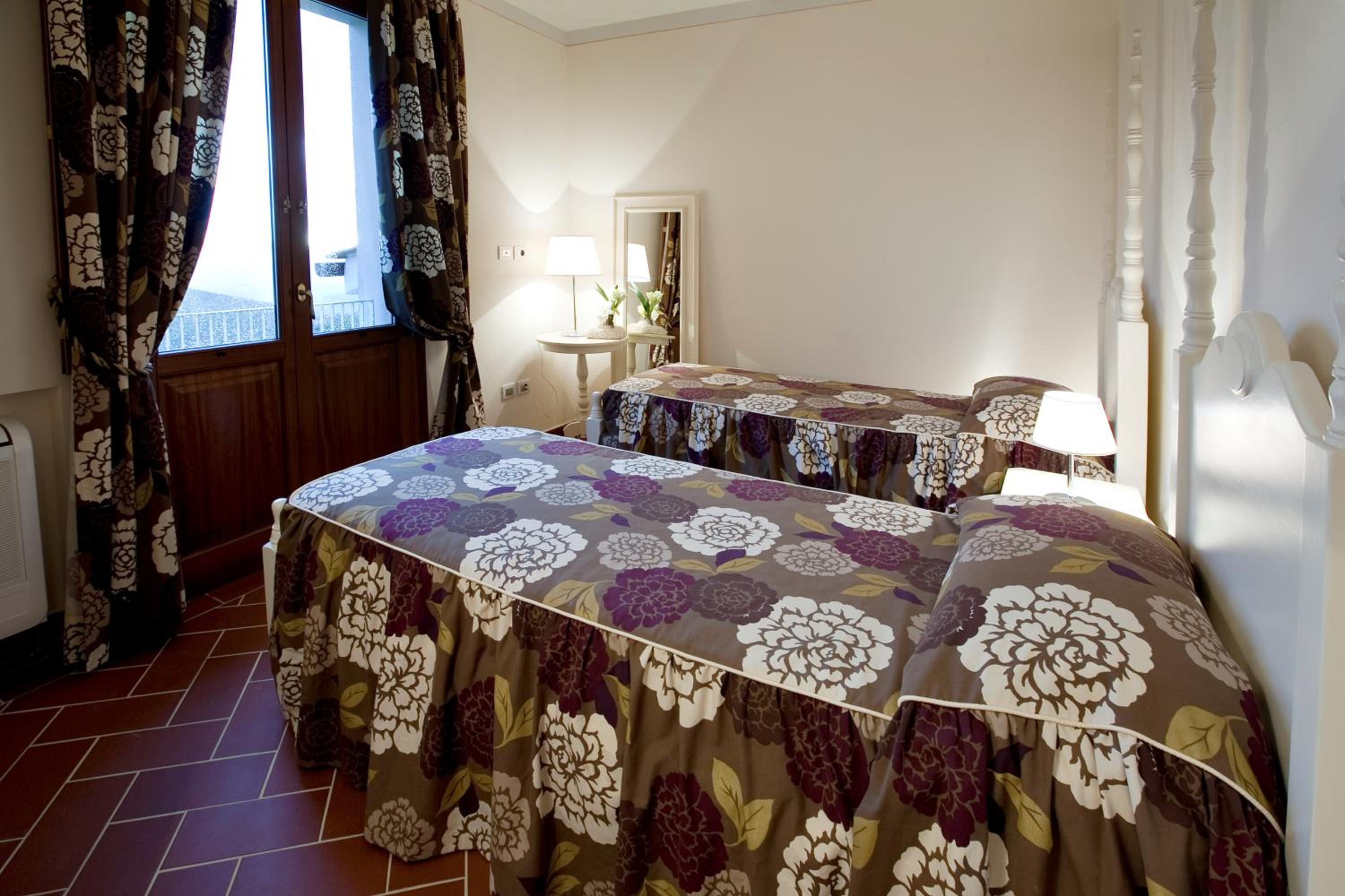 Two-Bedroom Apartment with Pool View - Photo 4