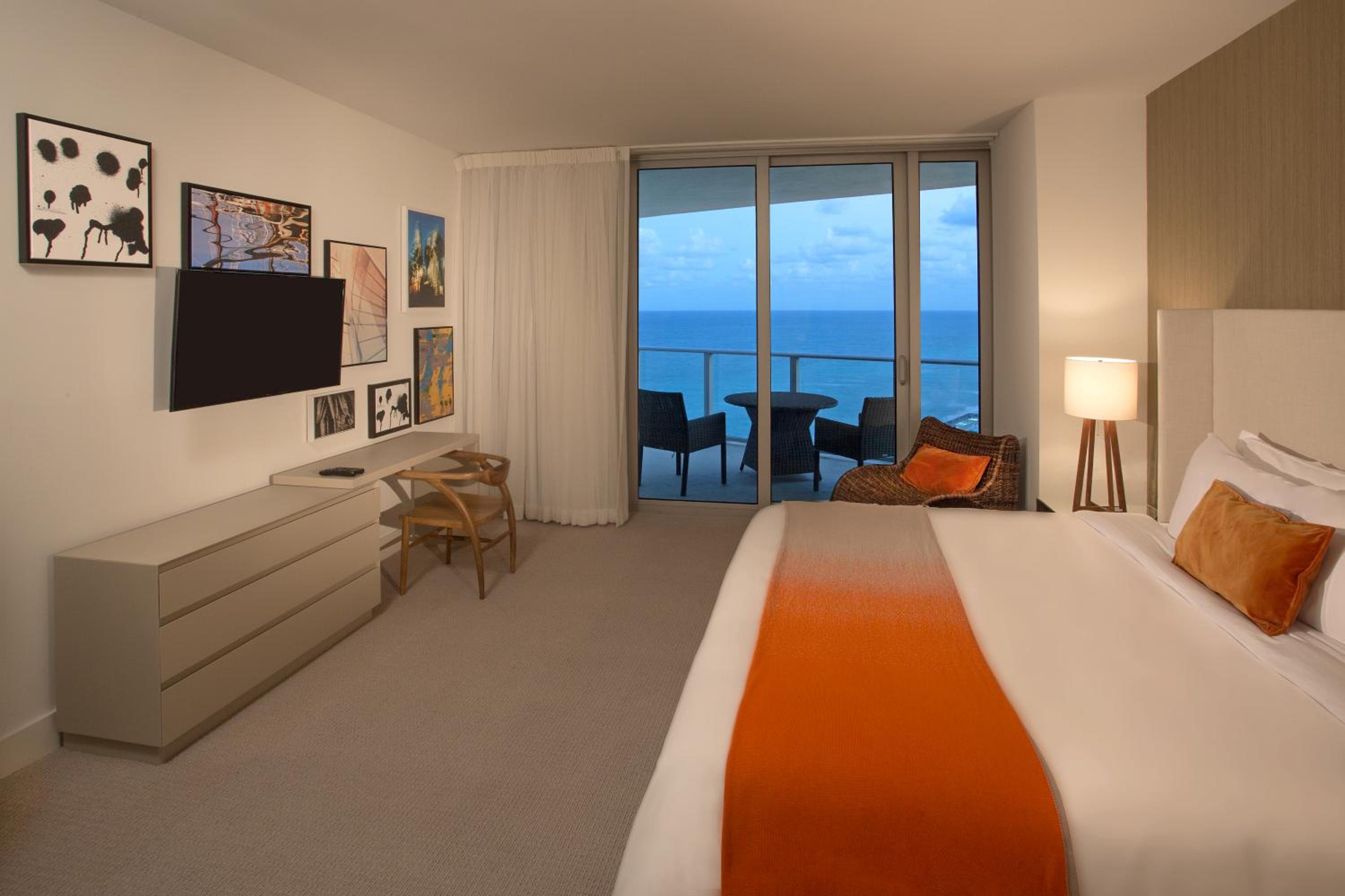 1 Bedroom Suite Partial Oceanview  - Photo 2