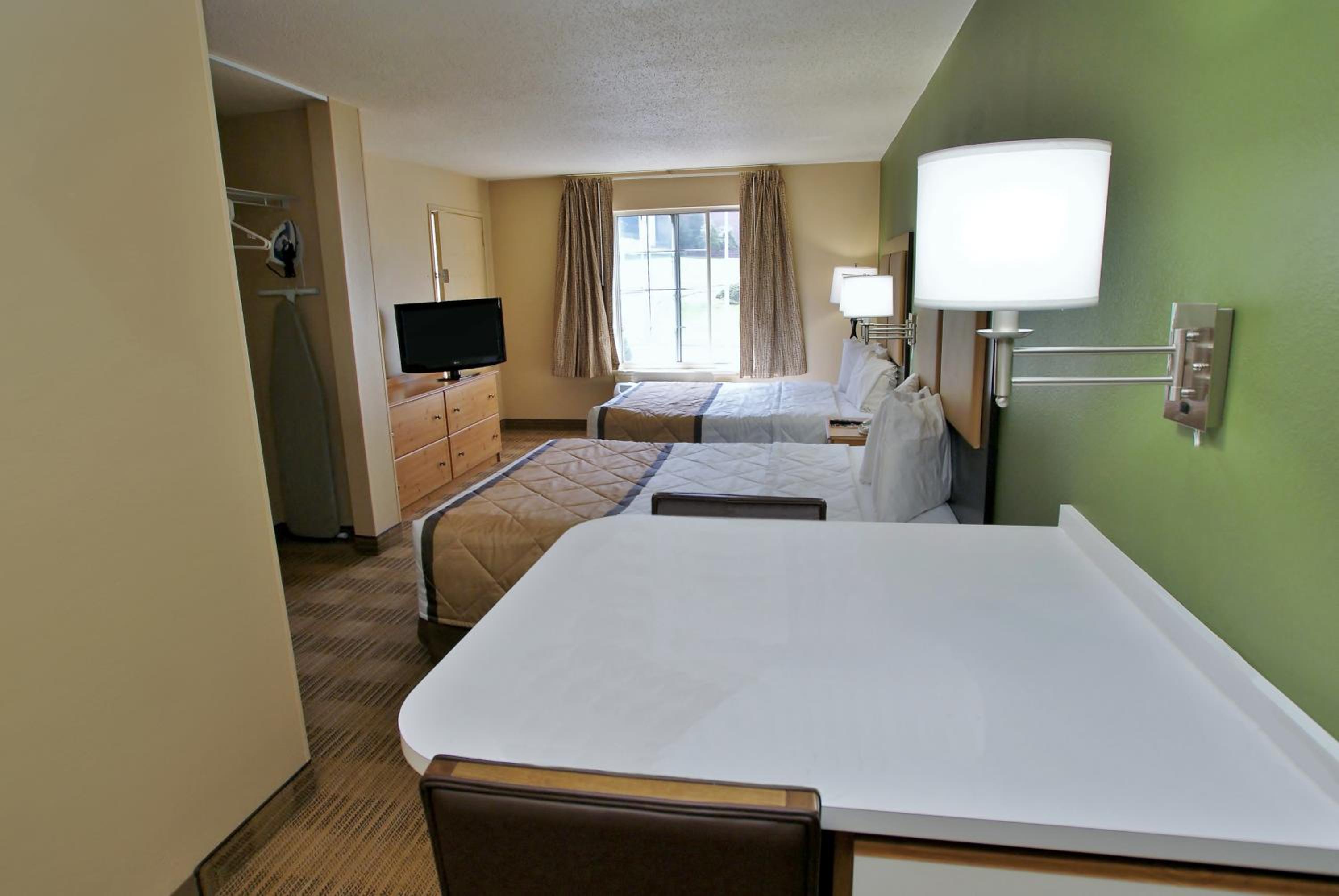 Studio with 2 Queen Beds - Non-Smoking - Photo 9