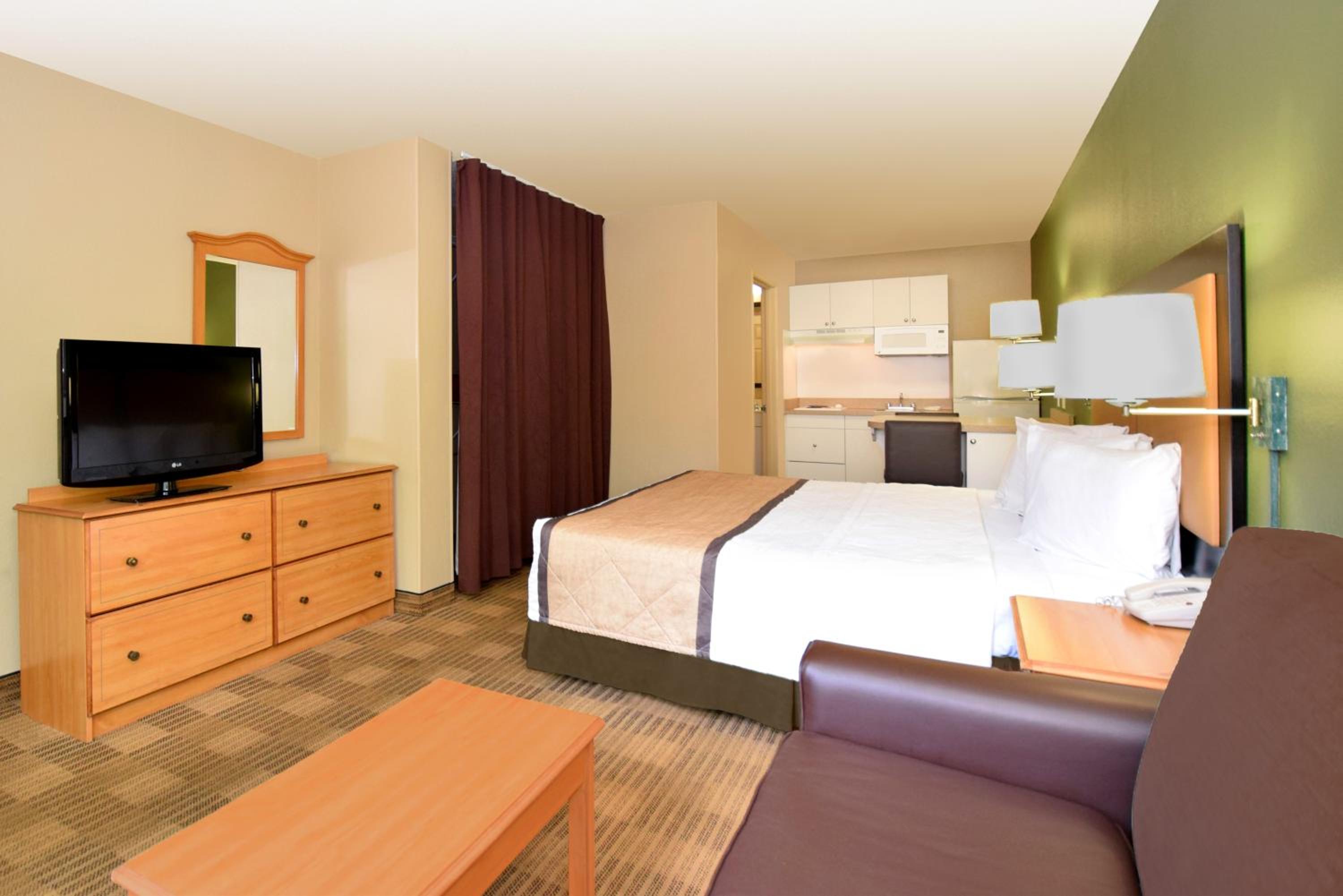 Deluxe Studio with 1 King Bed - Non-Smoking - Photo 2