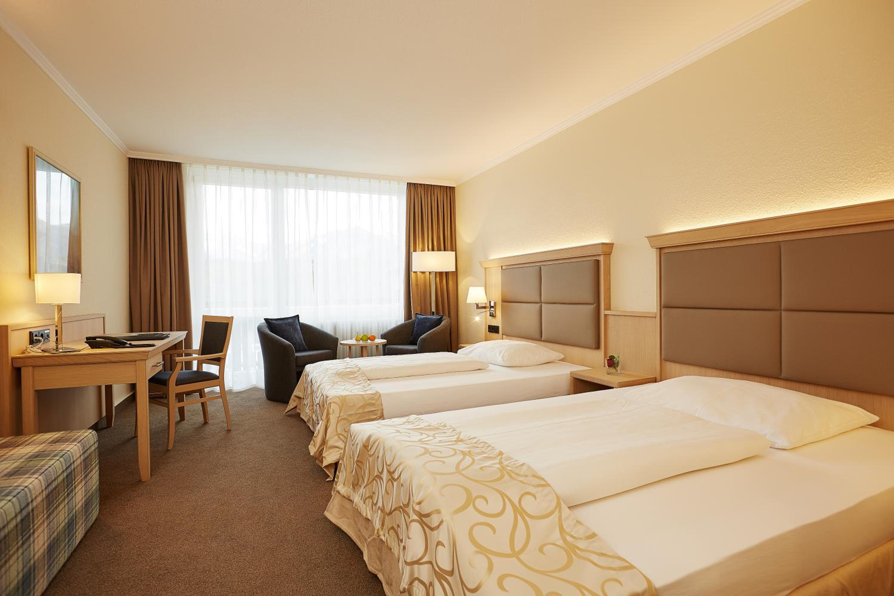 Double or Twin Room with Lake View - Photo 4