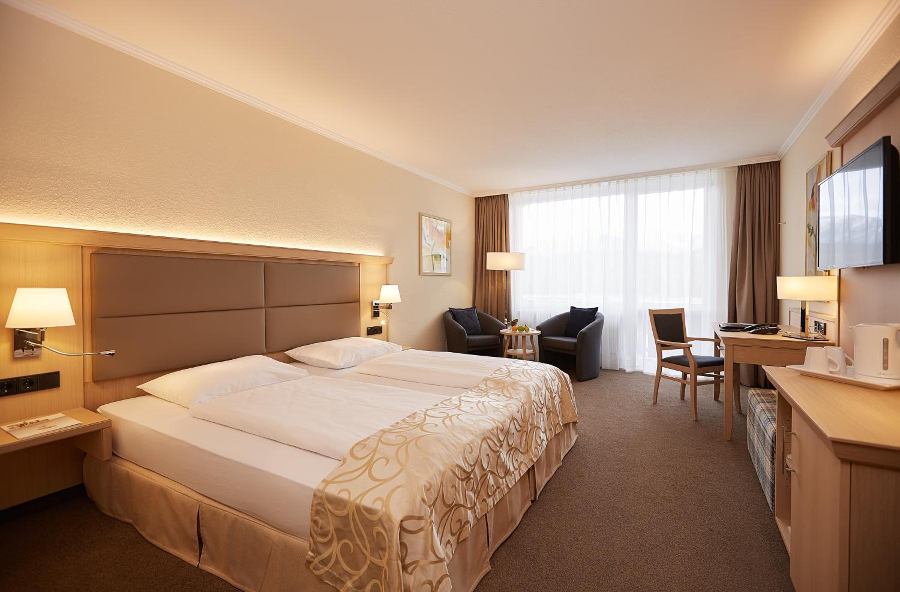 Double or Twin Room with Lake View - Photo 1