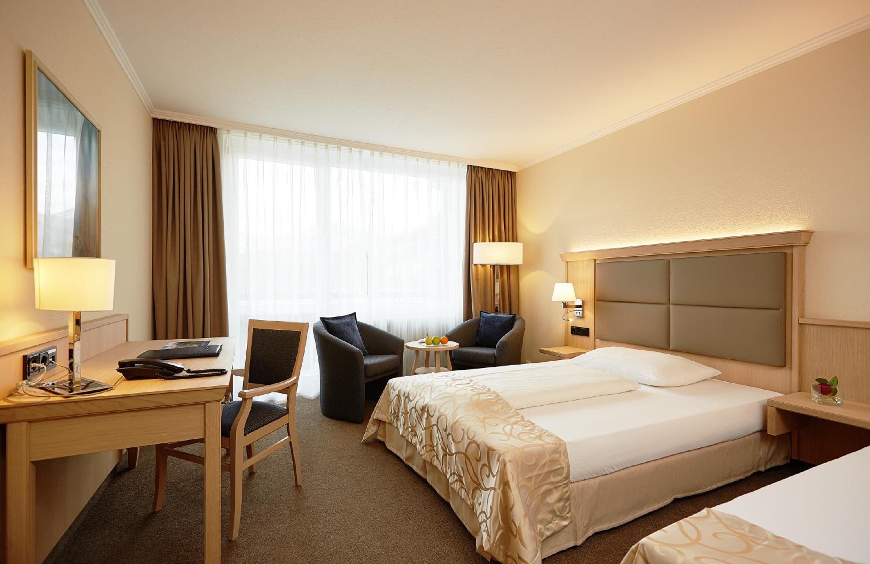Double or Twin Room with Lake View - Photo 2