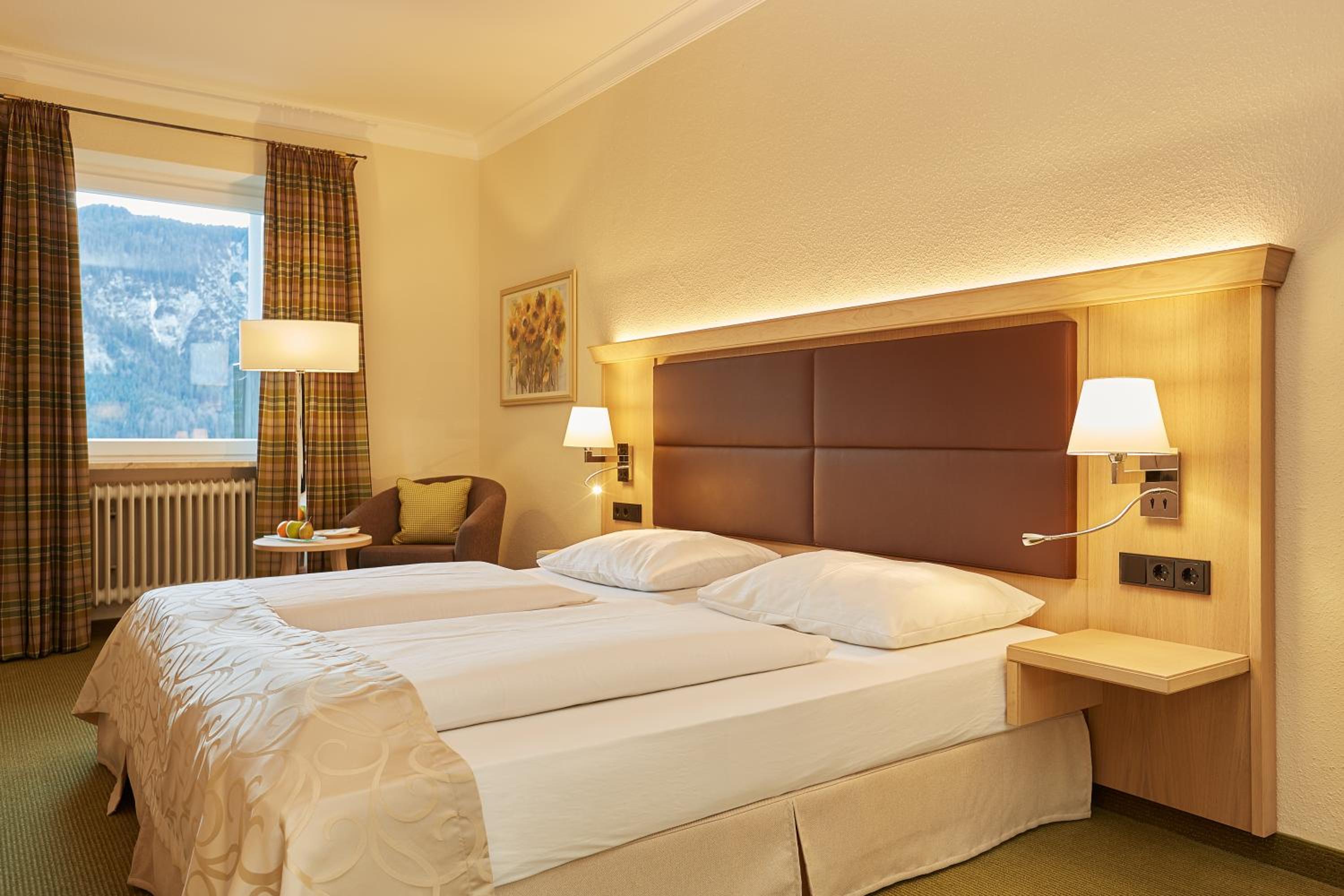 Double or Twin Room with Lake View - Photo 6