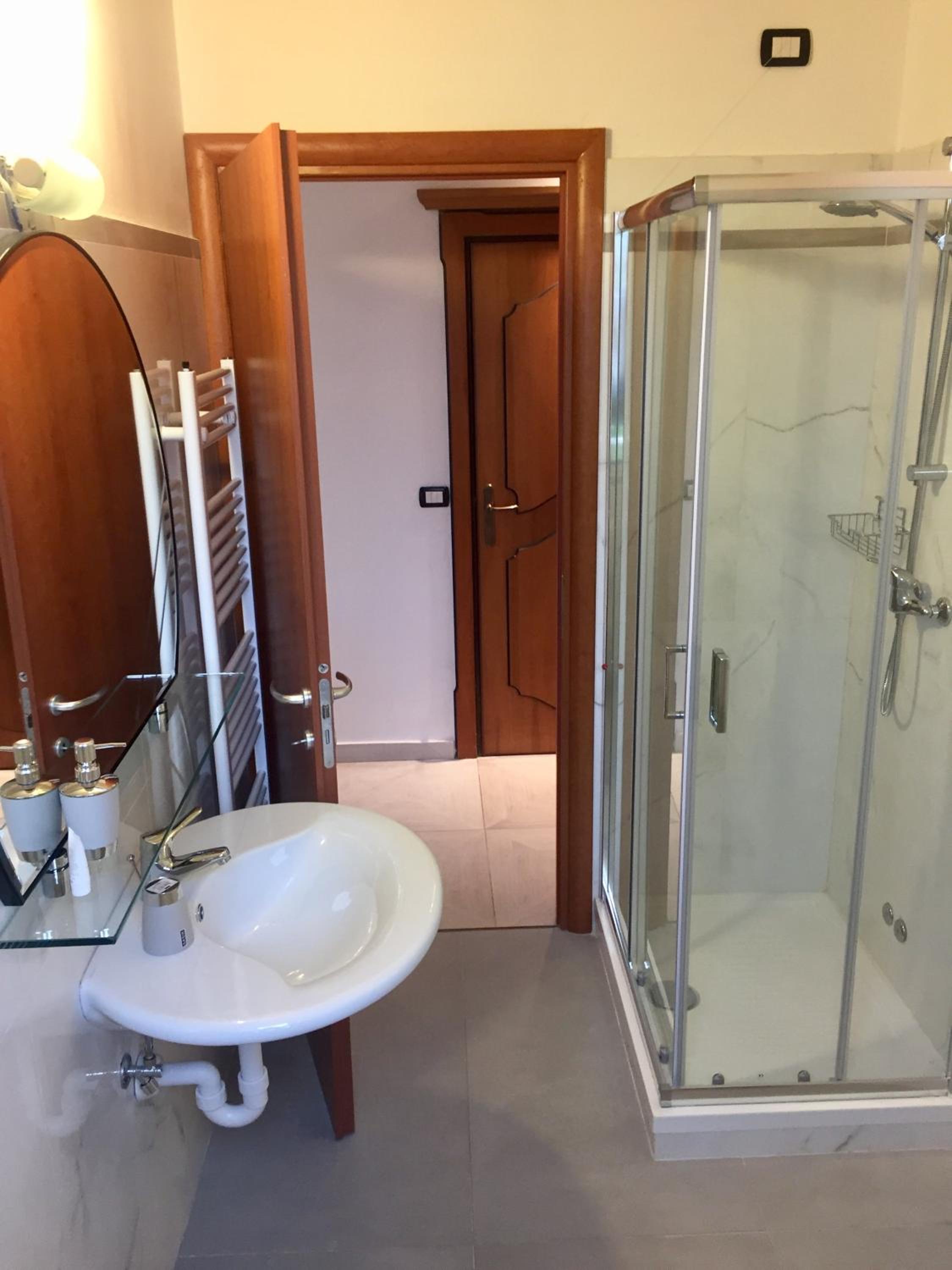 Standard Double Room - Photo 13